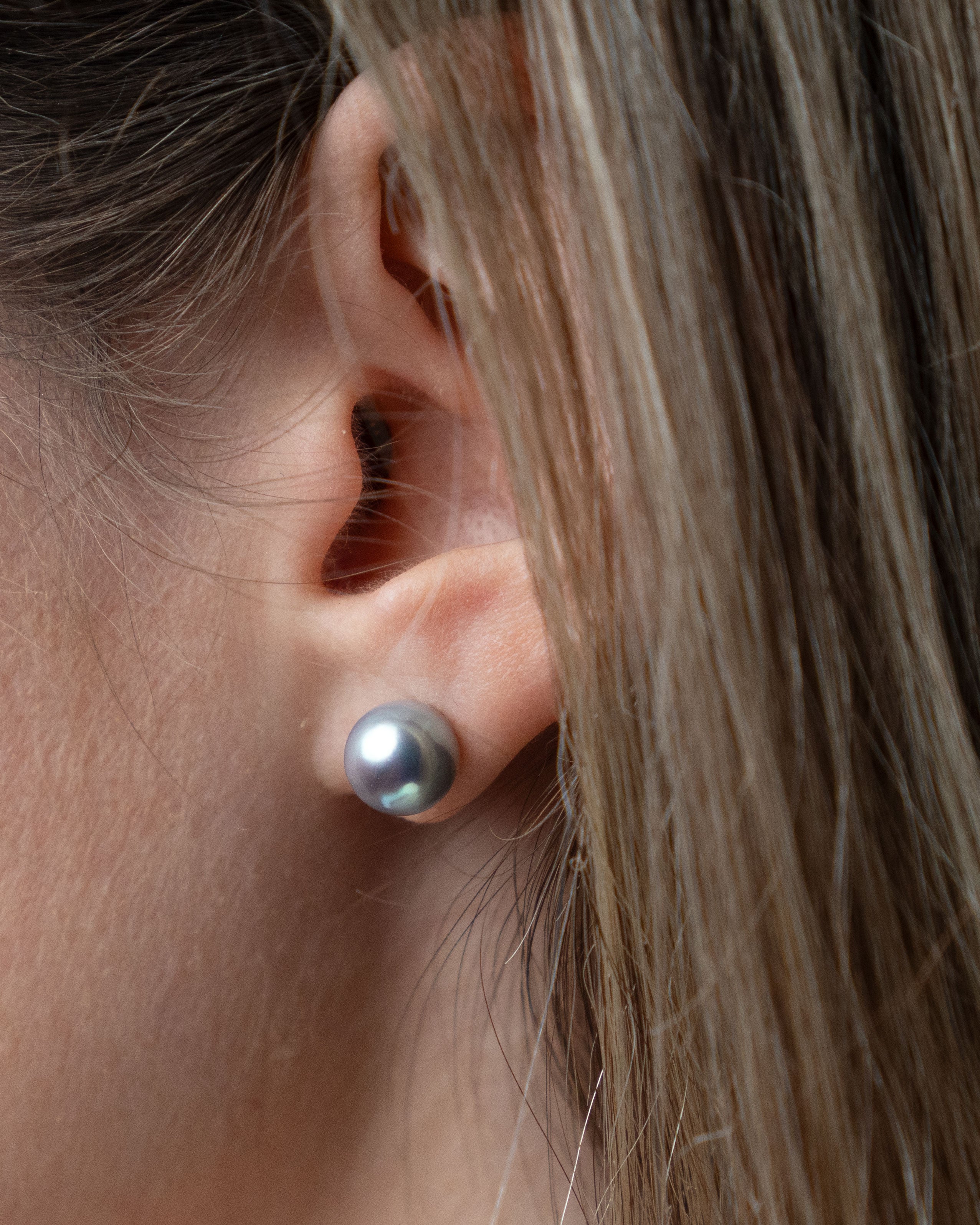 Pendientes de perlas cultivadas akoya grises azuladas oro blanco