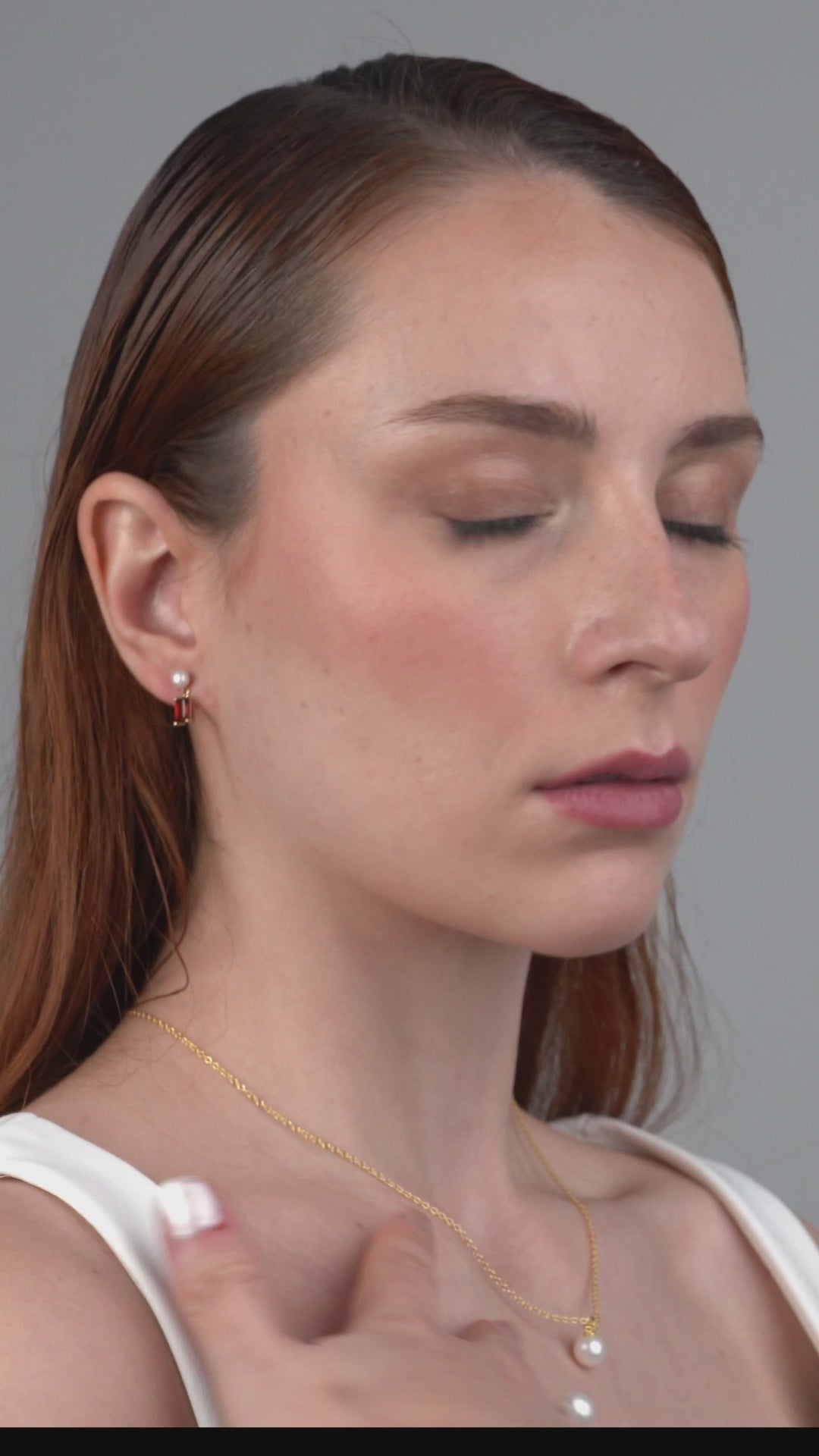 Pendientes Austen de perlas cultivadas de agua dulce de 4,5- 5 mm con un granate talla esmeralda