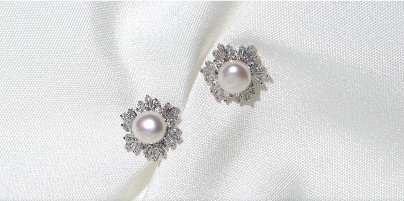 Pendientes Marga de perla botón 7-8 mm con circonitas | Colección Bloom