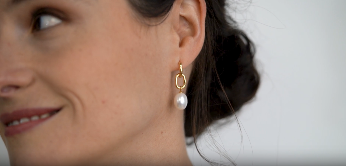 Pendientes de perlas gota de 9-10 mm con eslabones de plata bañada en oro de 18K Secret & You
