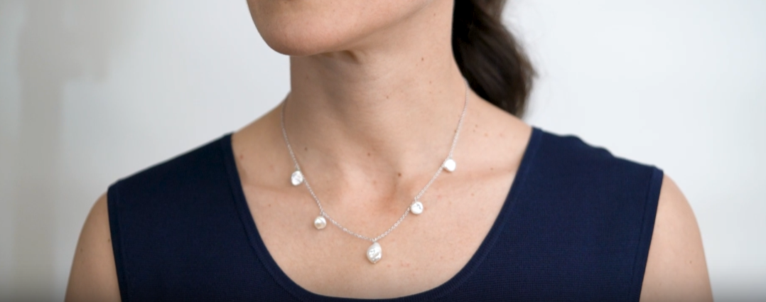 Colgante de plata bañada en oro de 18k de perlas barrocas keshi blancas de mujer Secret & You