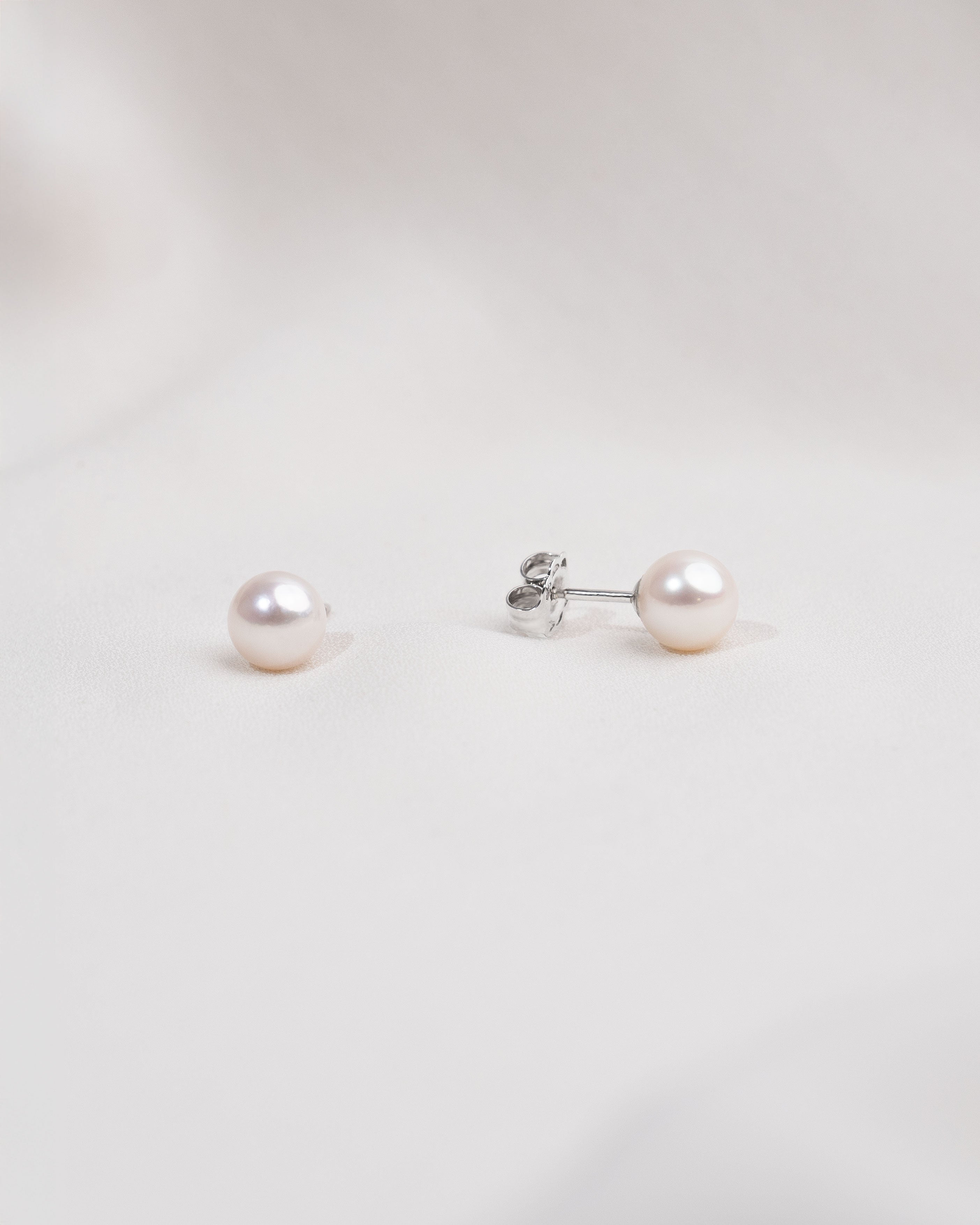 Pendientes de perlas cultivadas naturales Akoya Japonesas 5-5,5mm ORO BLANCO