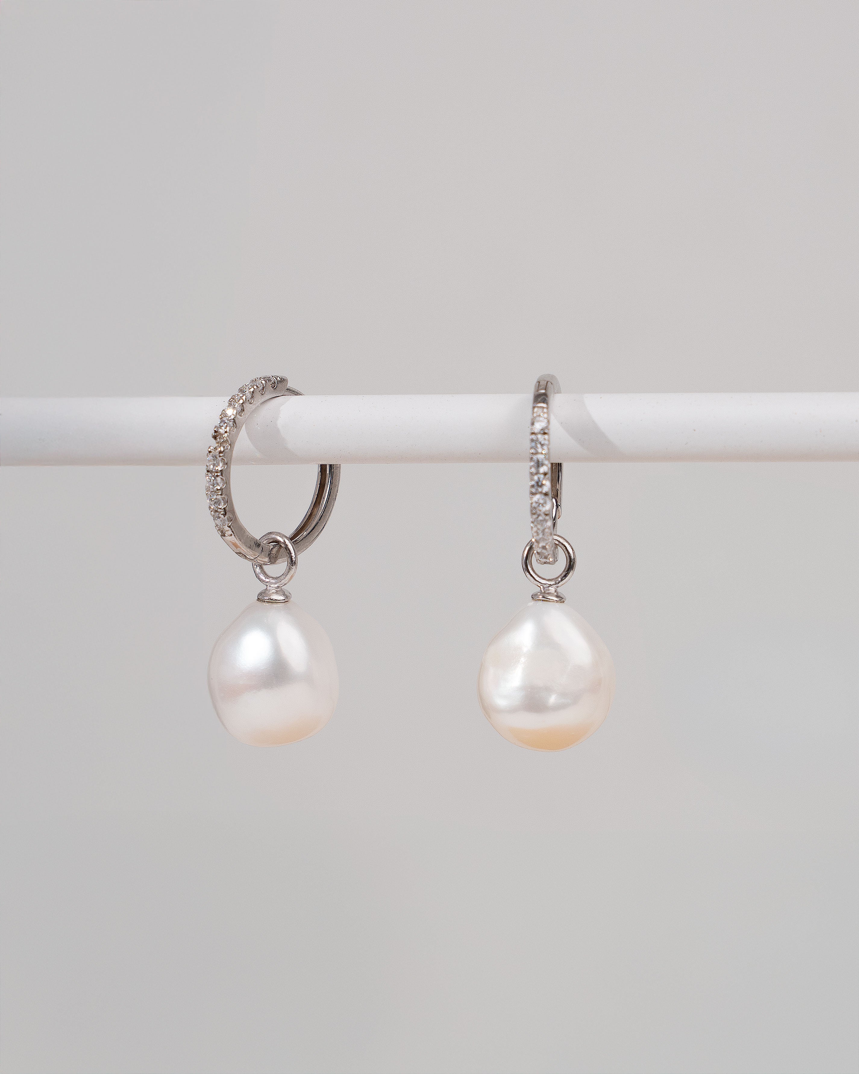 Aros de plata con circonitas y perla barroca 16mm