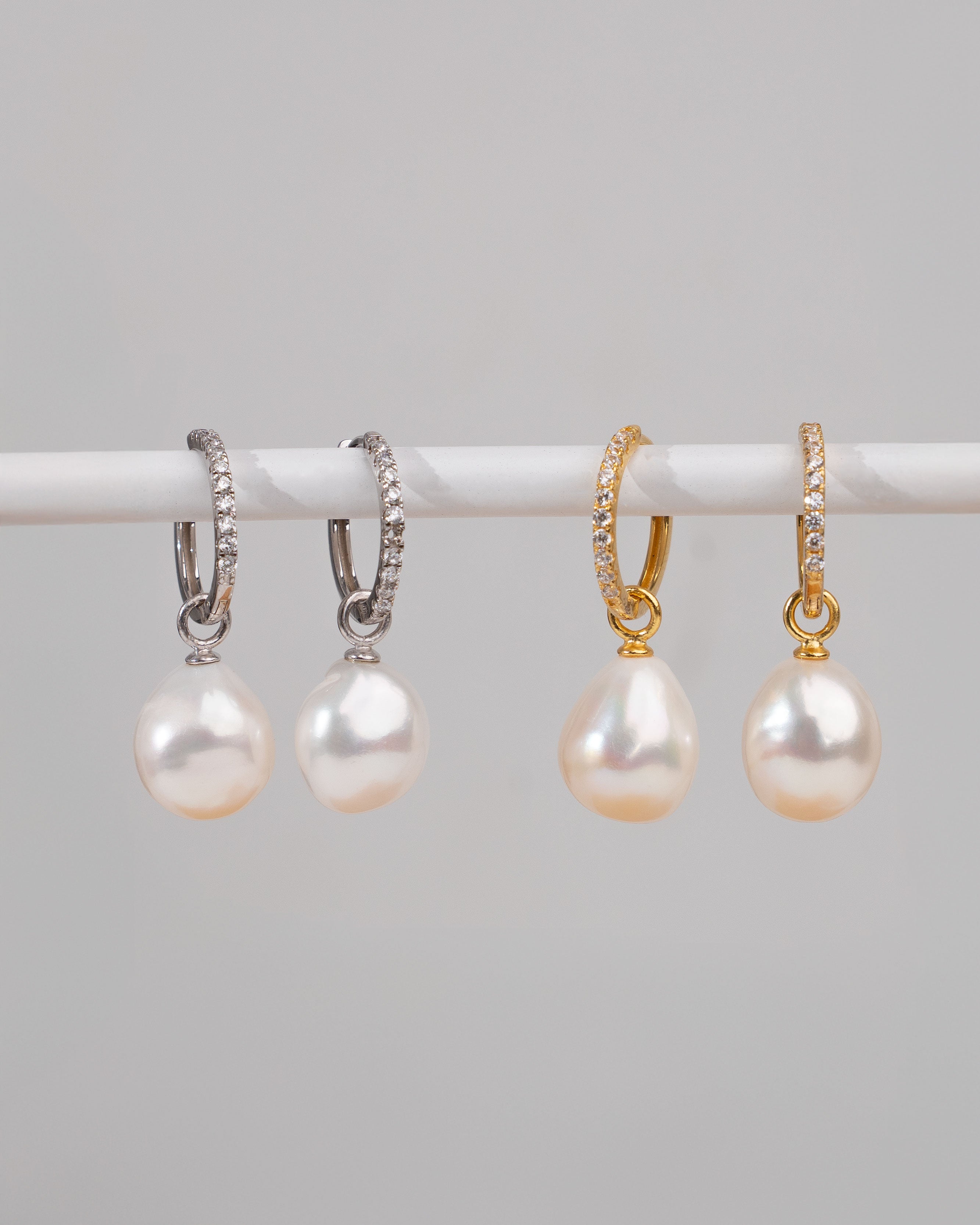 Aros de plata de ley y oro vermeil con circonitas y perla barroca 16mm