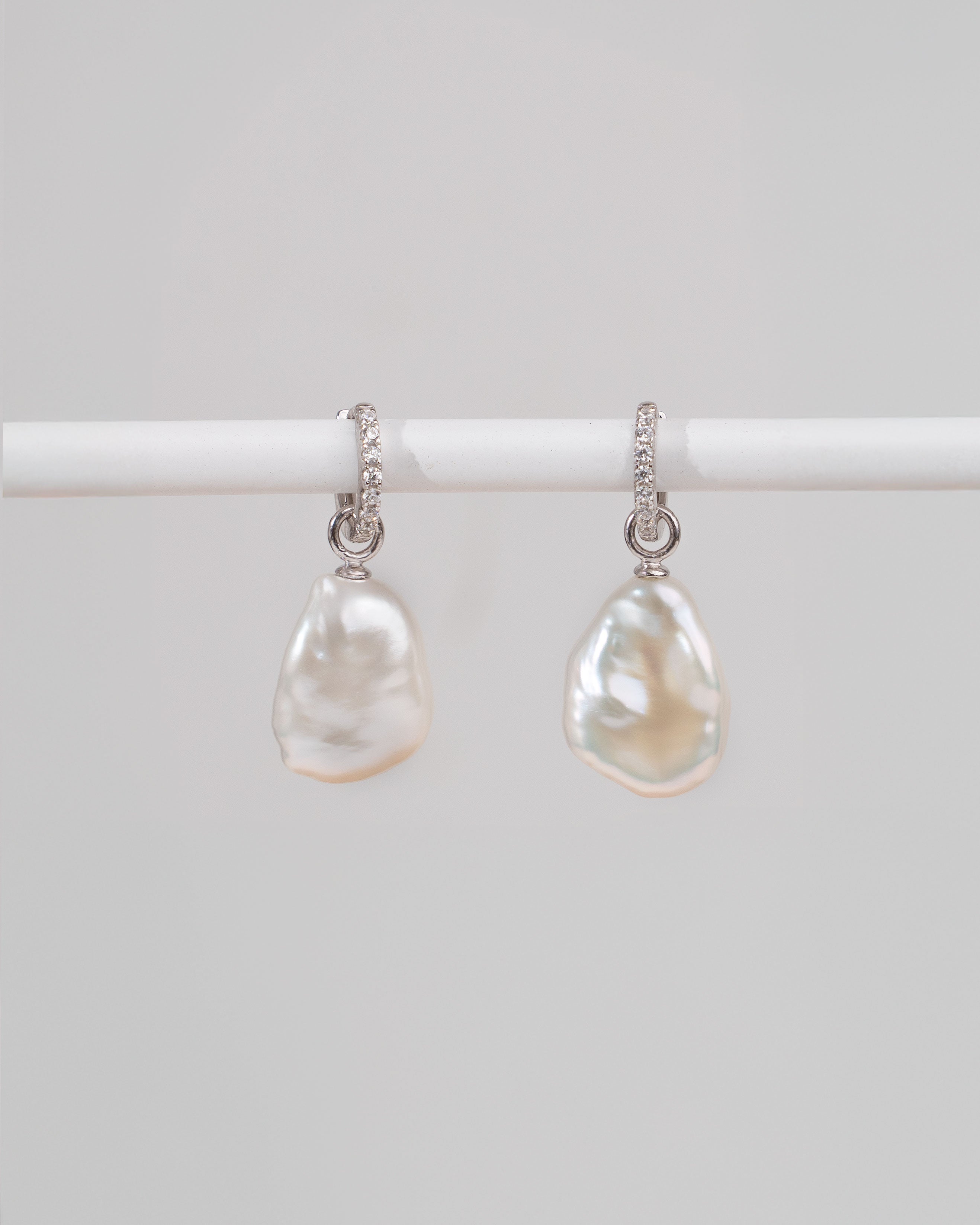 Pendientes de Aro de Plata de Ley con Circonitas y Perla Keshi - 12mm