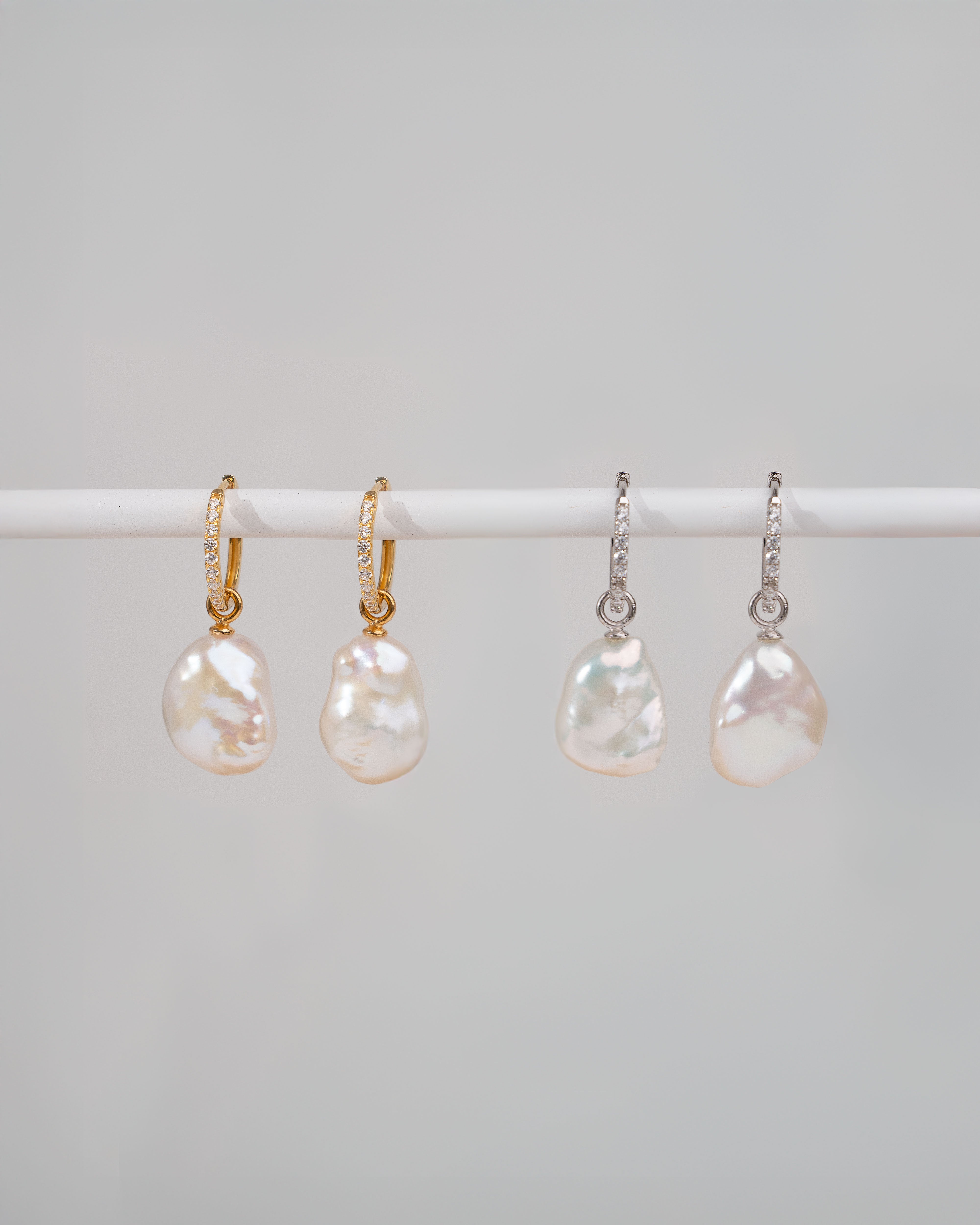 Aros de plata y oro vermeil con circonitas y perla keshi 16mm