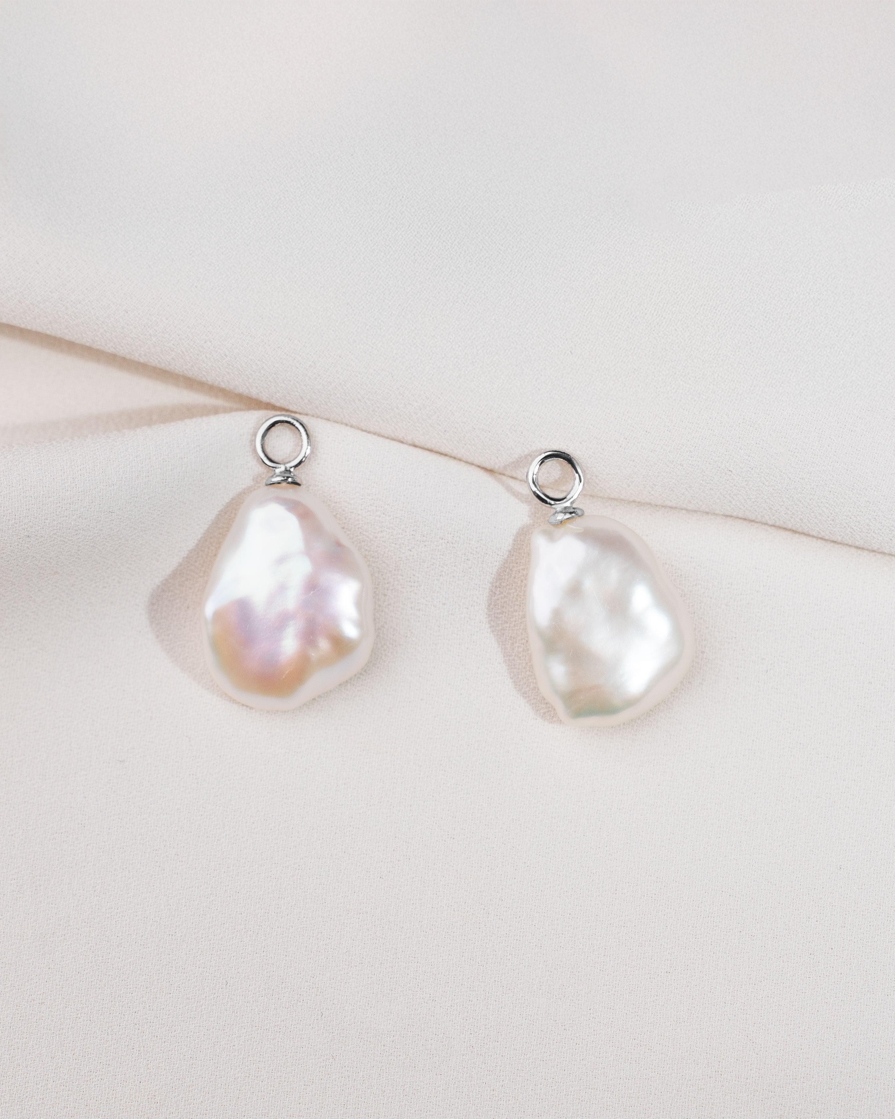 Charms de Oro Blanco de 18k con Perla Keshi