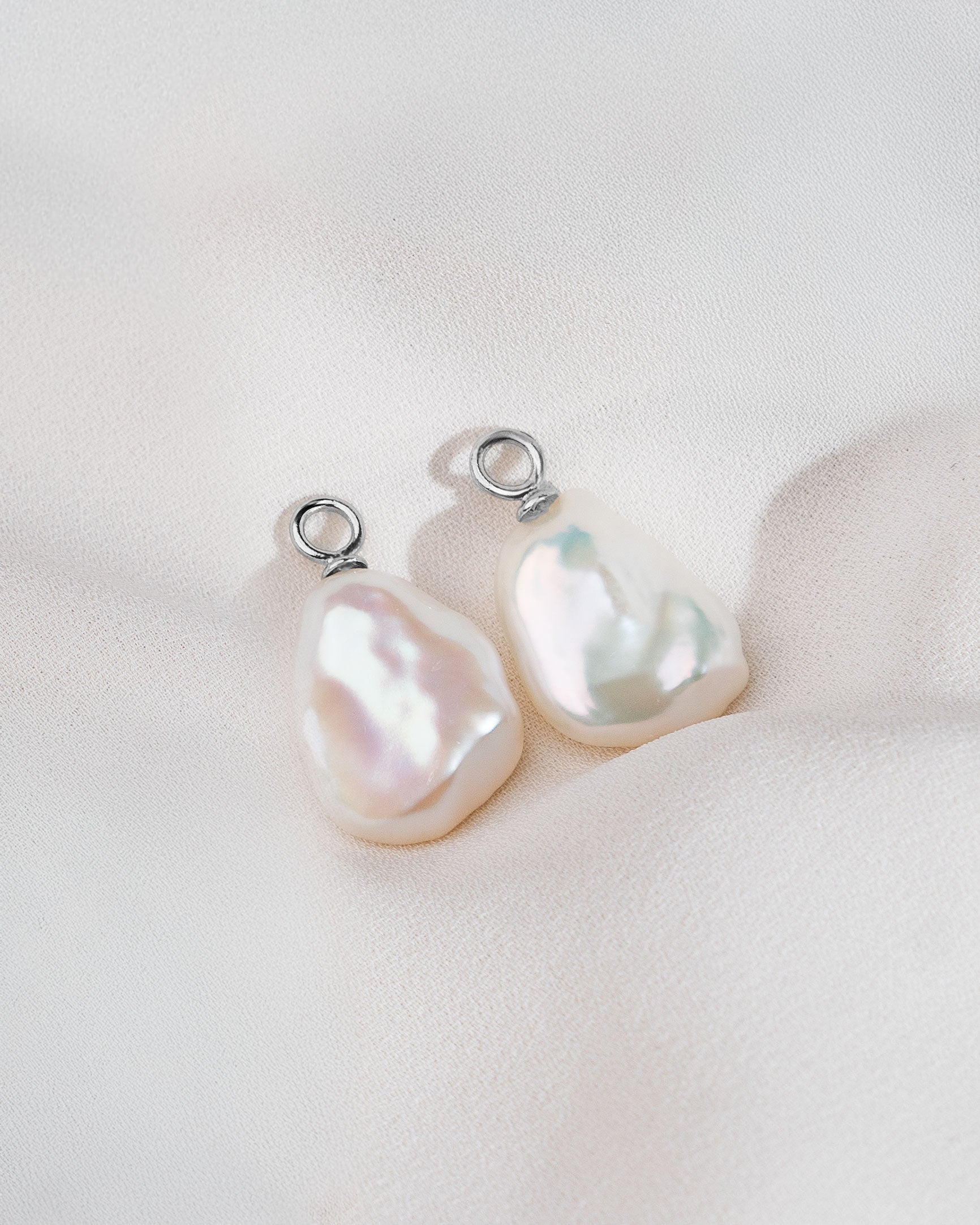 Charms de Oro Blanco de 18k con Perla Keshi