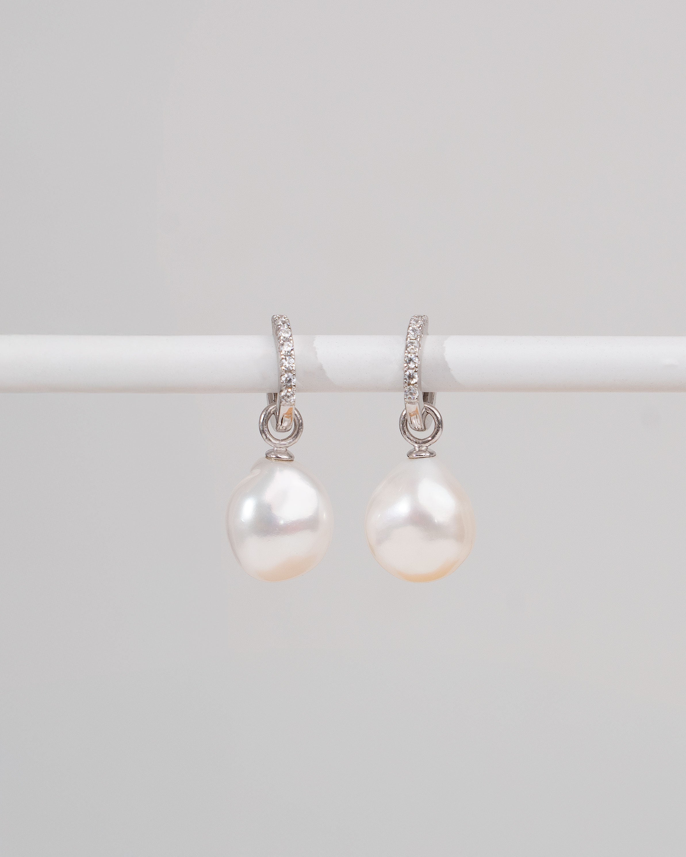 Pendientes de Aro de Plata de Ley con Circonitas y Perla Barroca - 12mm