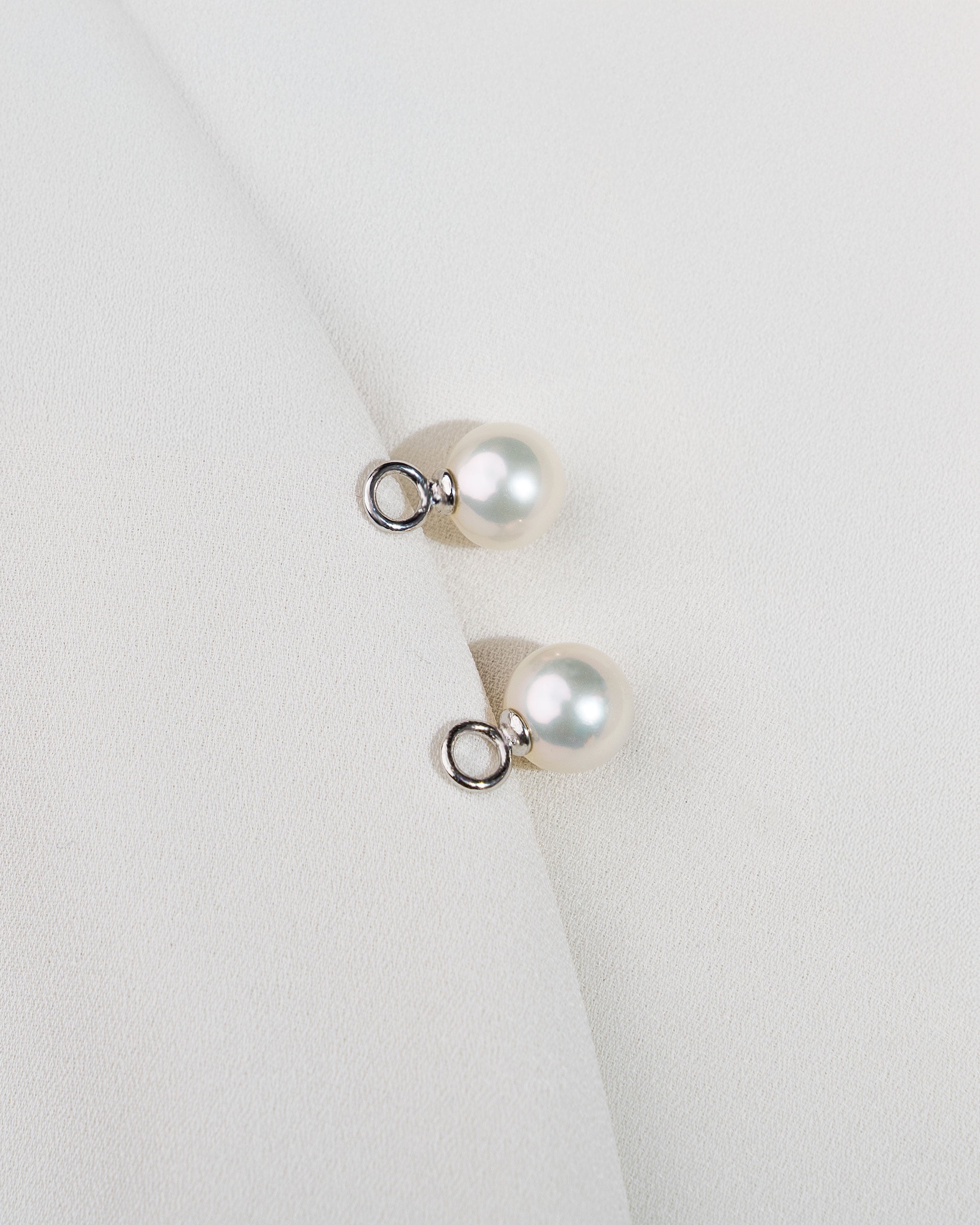 Charms de Oro Blanco de 18k con Perla Redonda