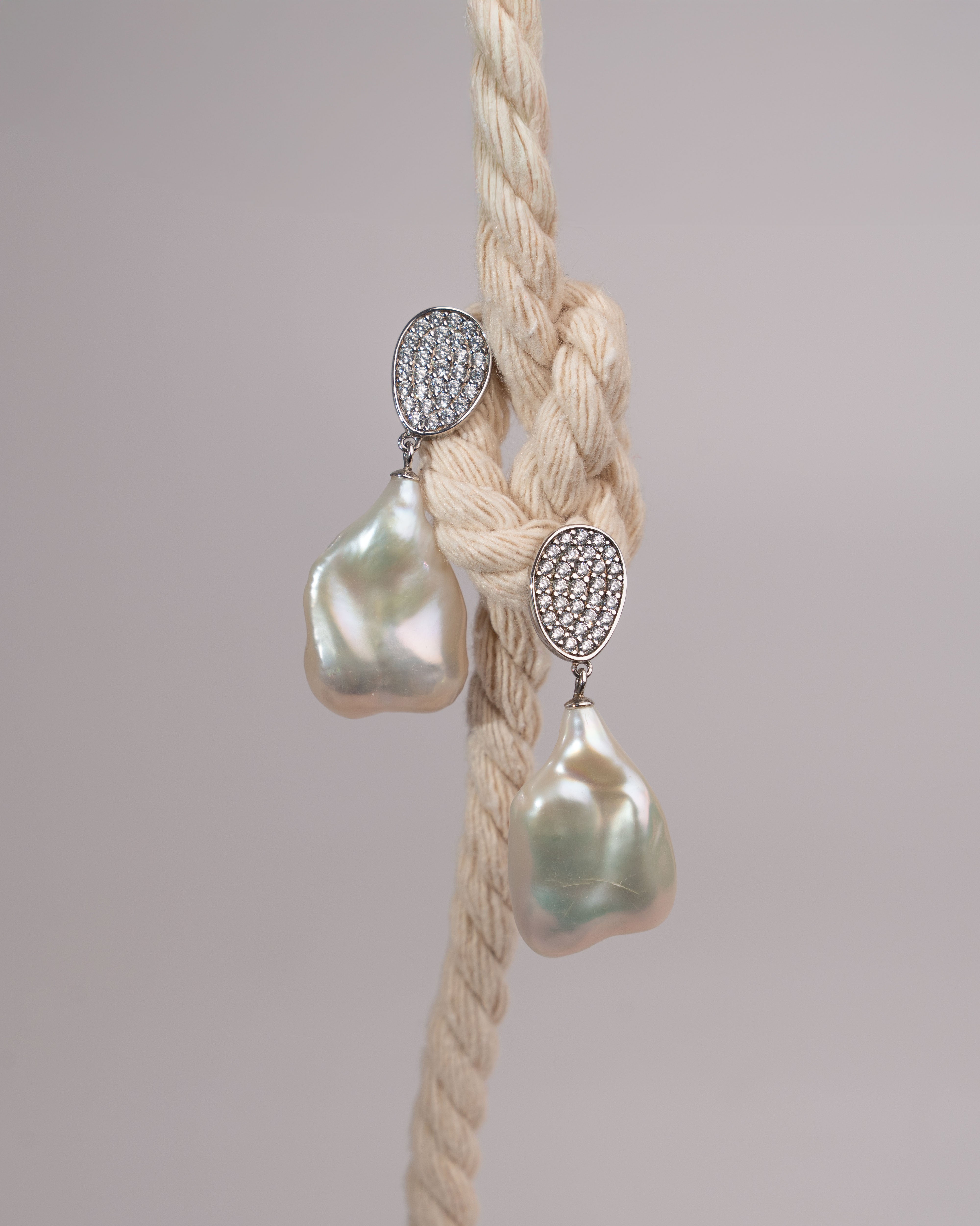Pendientes de perlas cultivadas barrocas grandes con circonitas de mujer