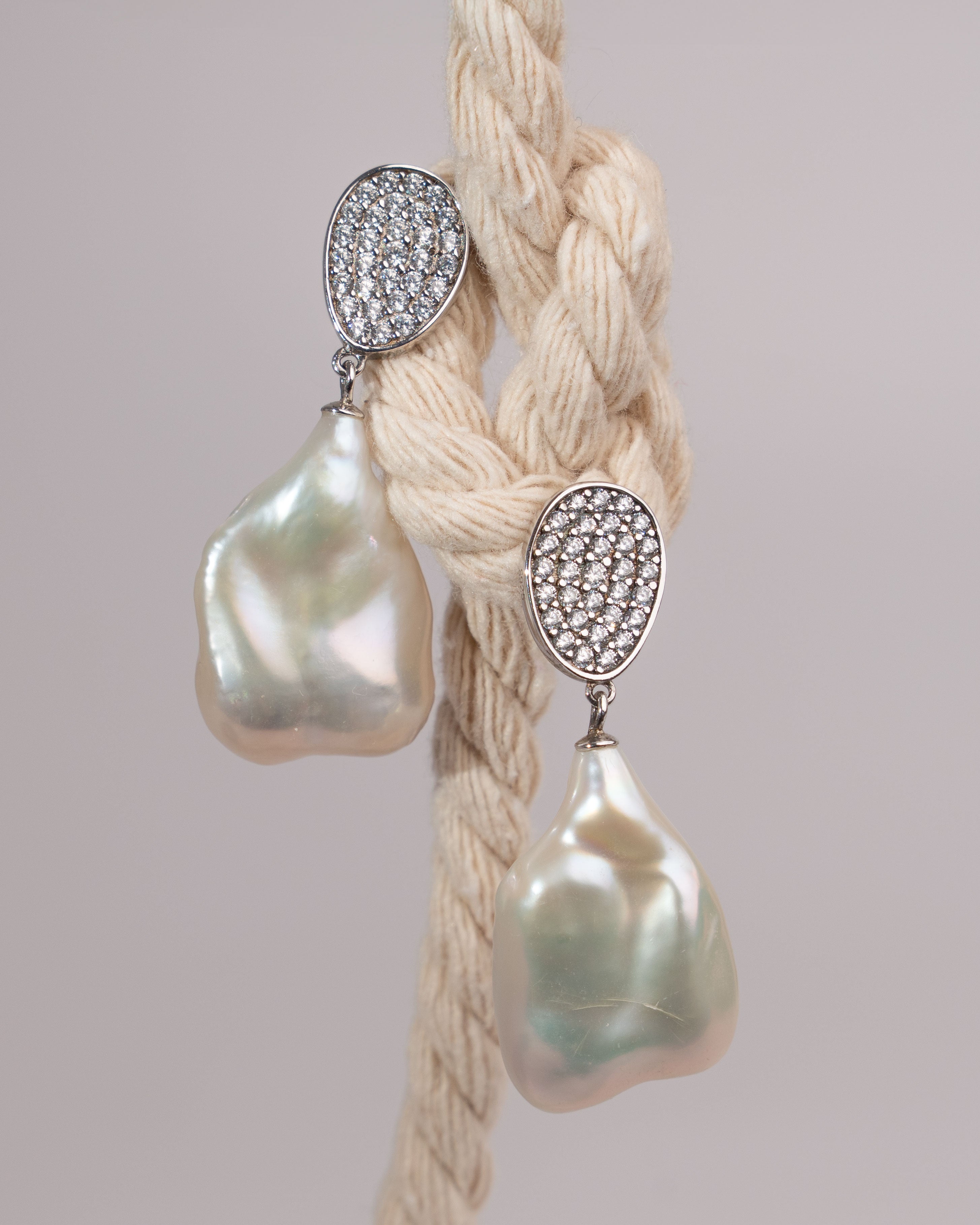 Pendientes de perlas cultivadas barrocas grandes con circonitas de mujer