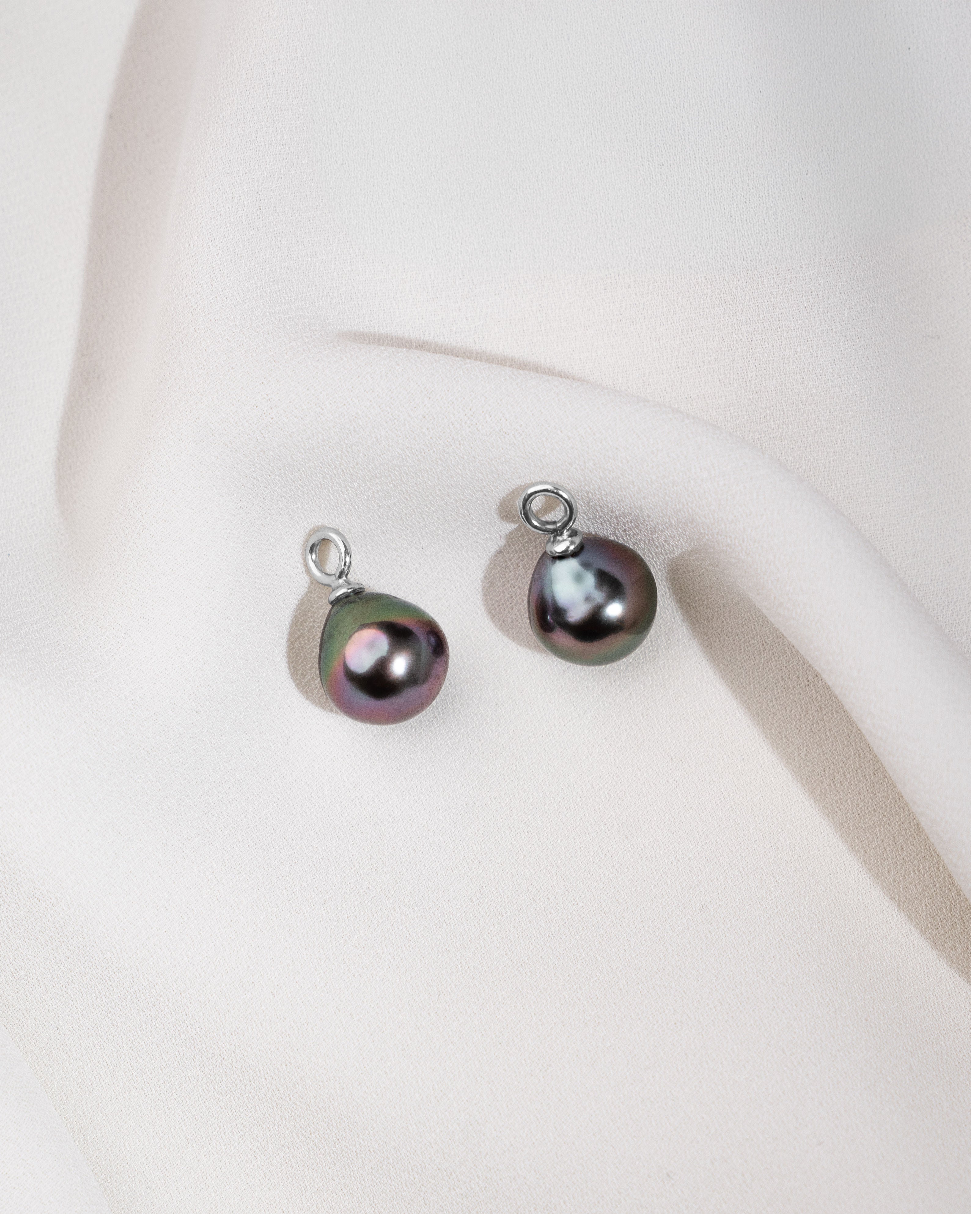 Charms de Oro Blanco de 18k con Perla Tahití Barroca