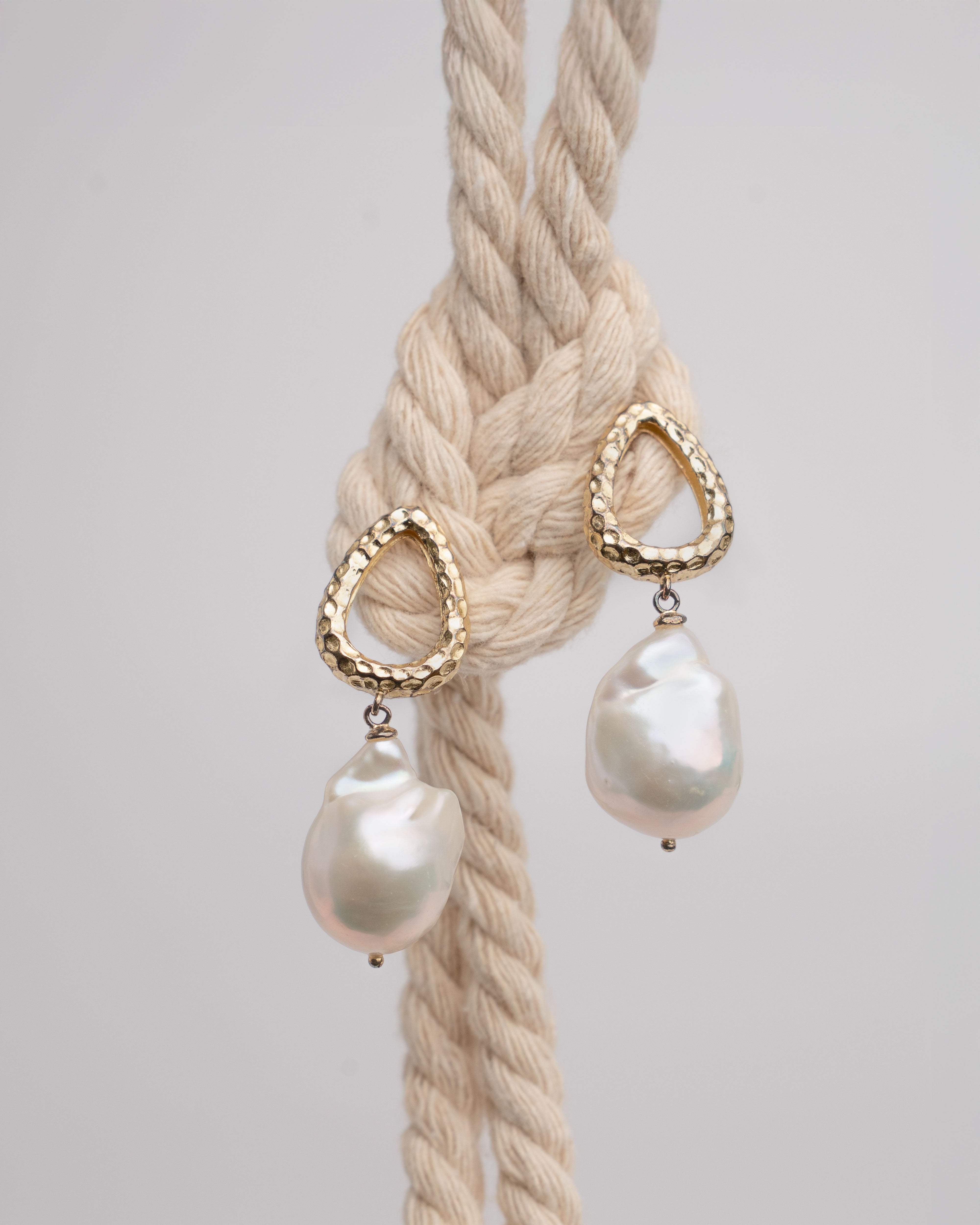 Pendientes de mujer de perlas cultivadas barrocas grandes y plata bañada en oro Secret & You