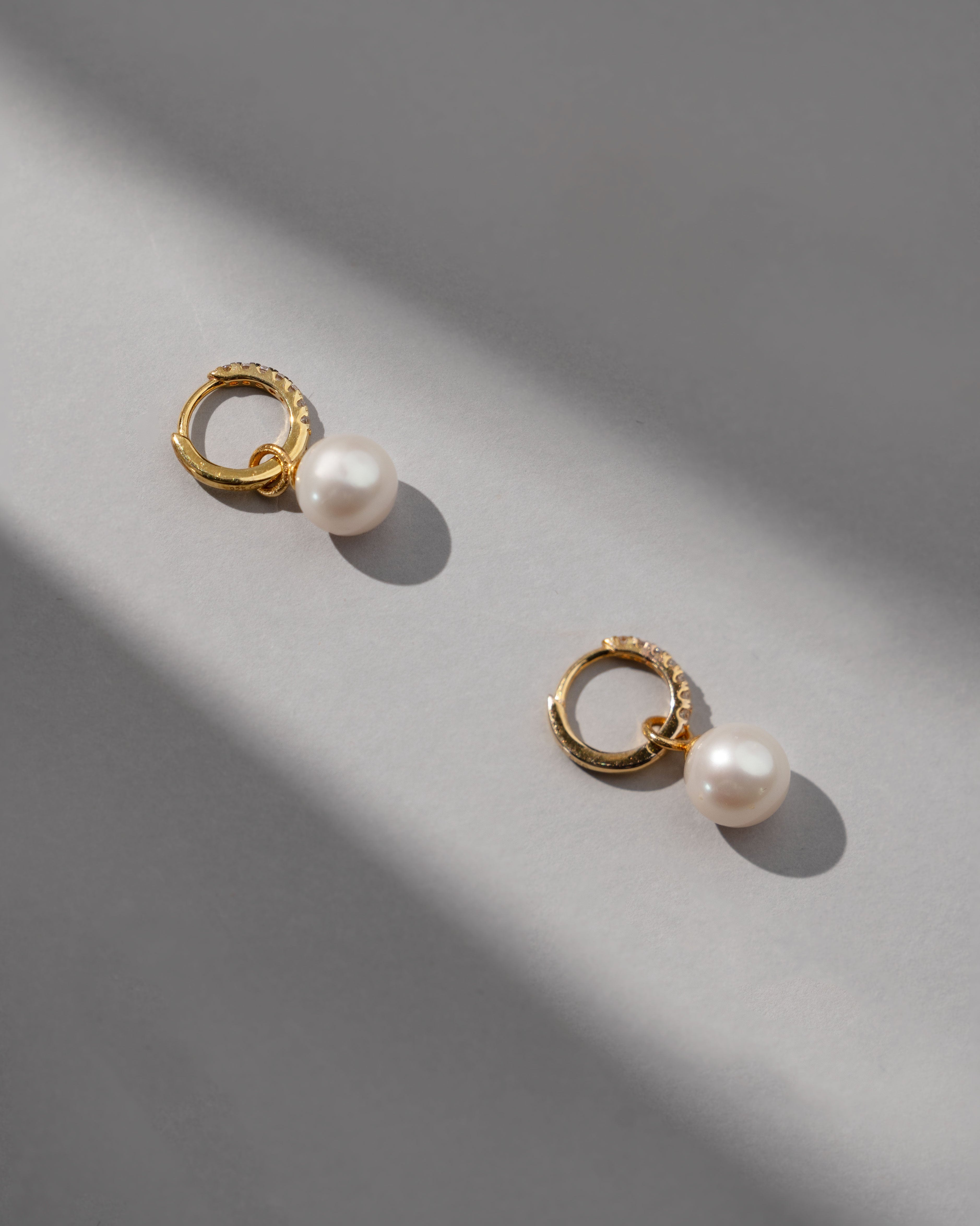 Aros de 18k con diamantes y perla redonda 12 mm secret & you