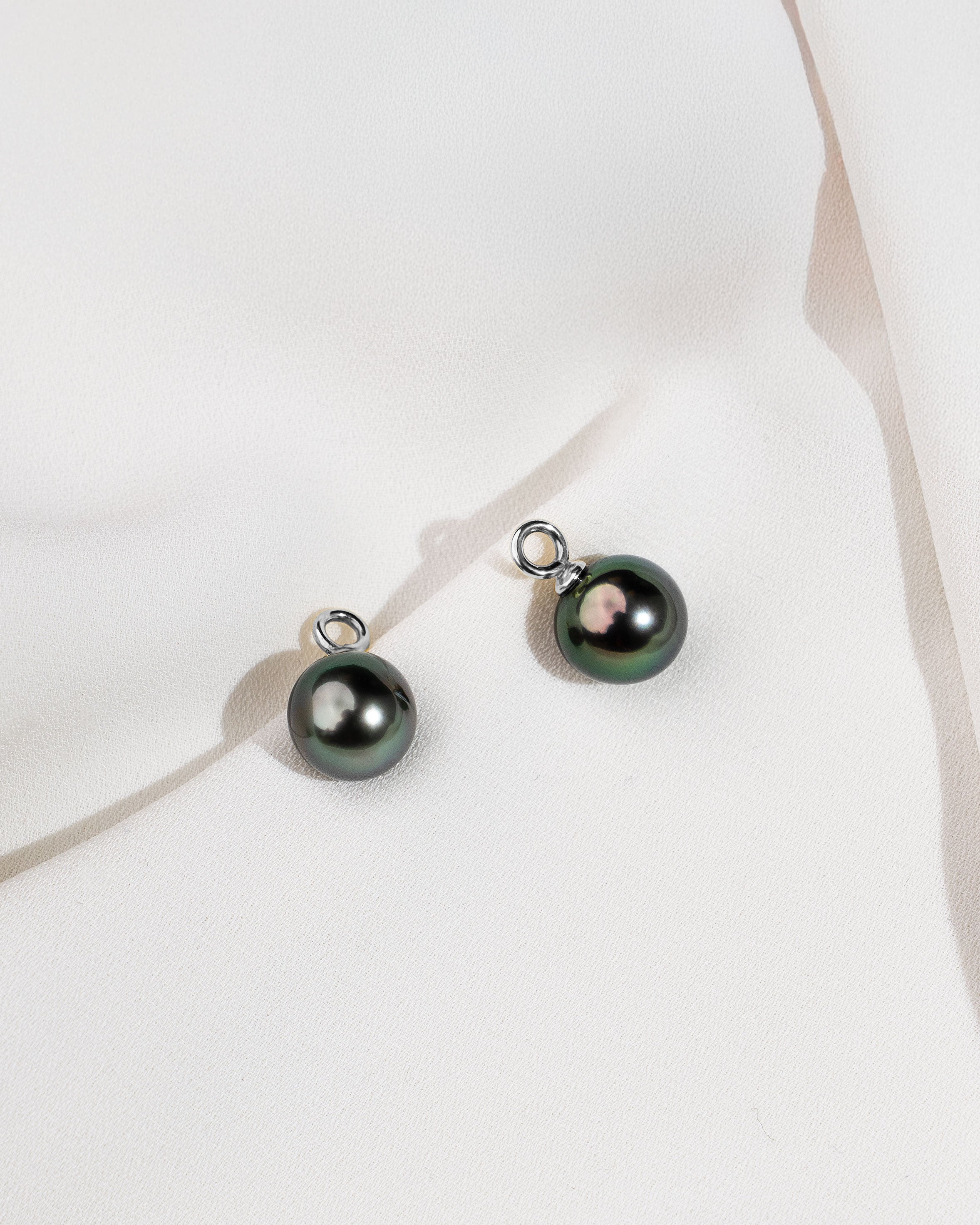 Charms de Oro Blanco de 18k con Perla Tahití Redonda