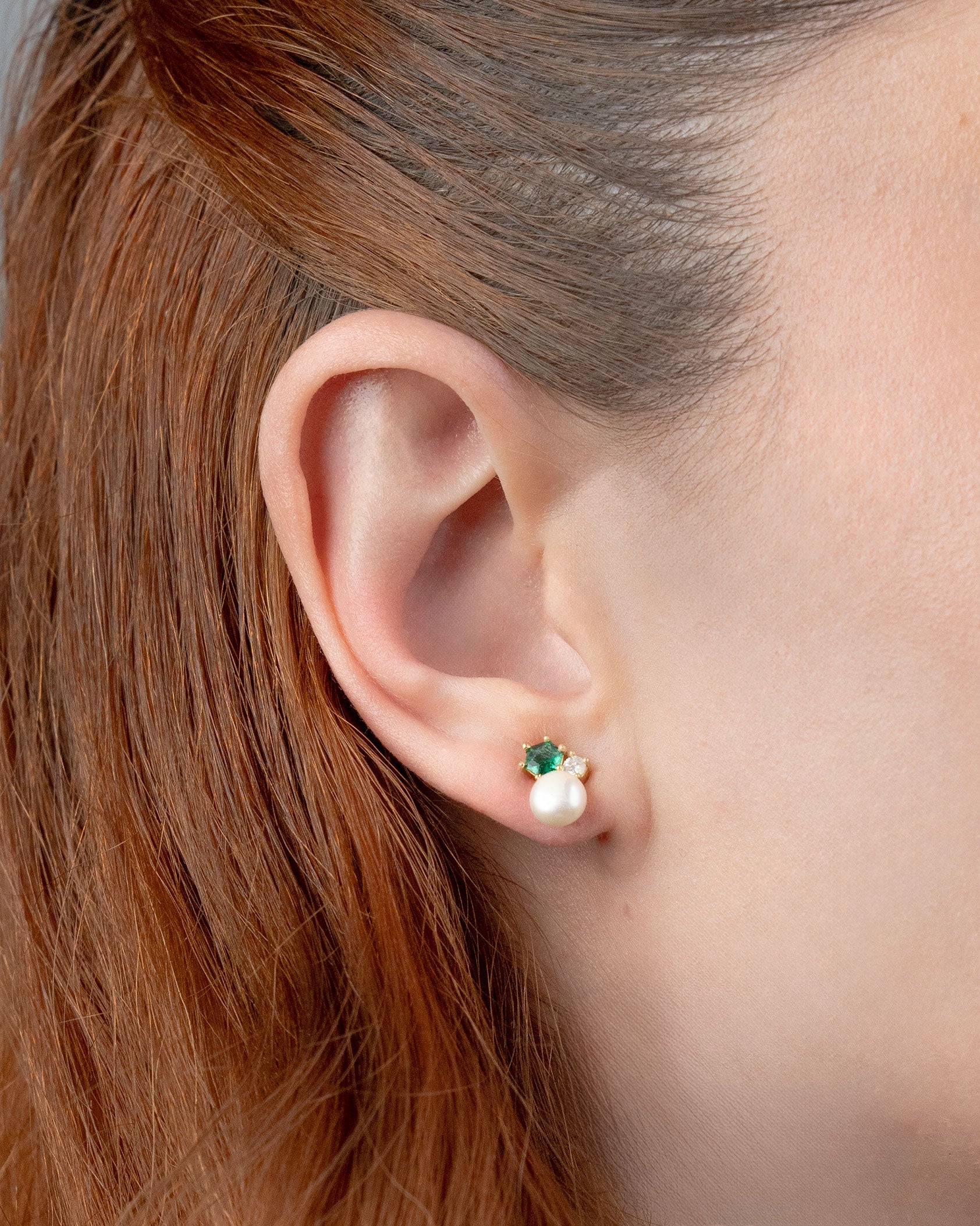 Pendientes Woolf de Perlas Cultivadas de Agua dulce 6-6.5mm, Esmeralda sintética y Circonita