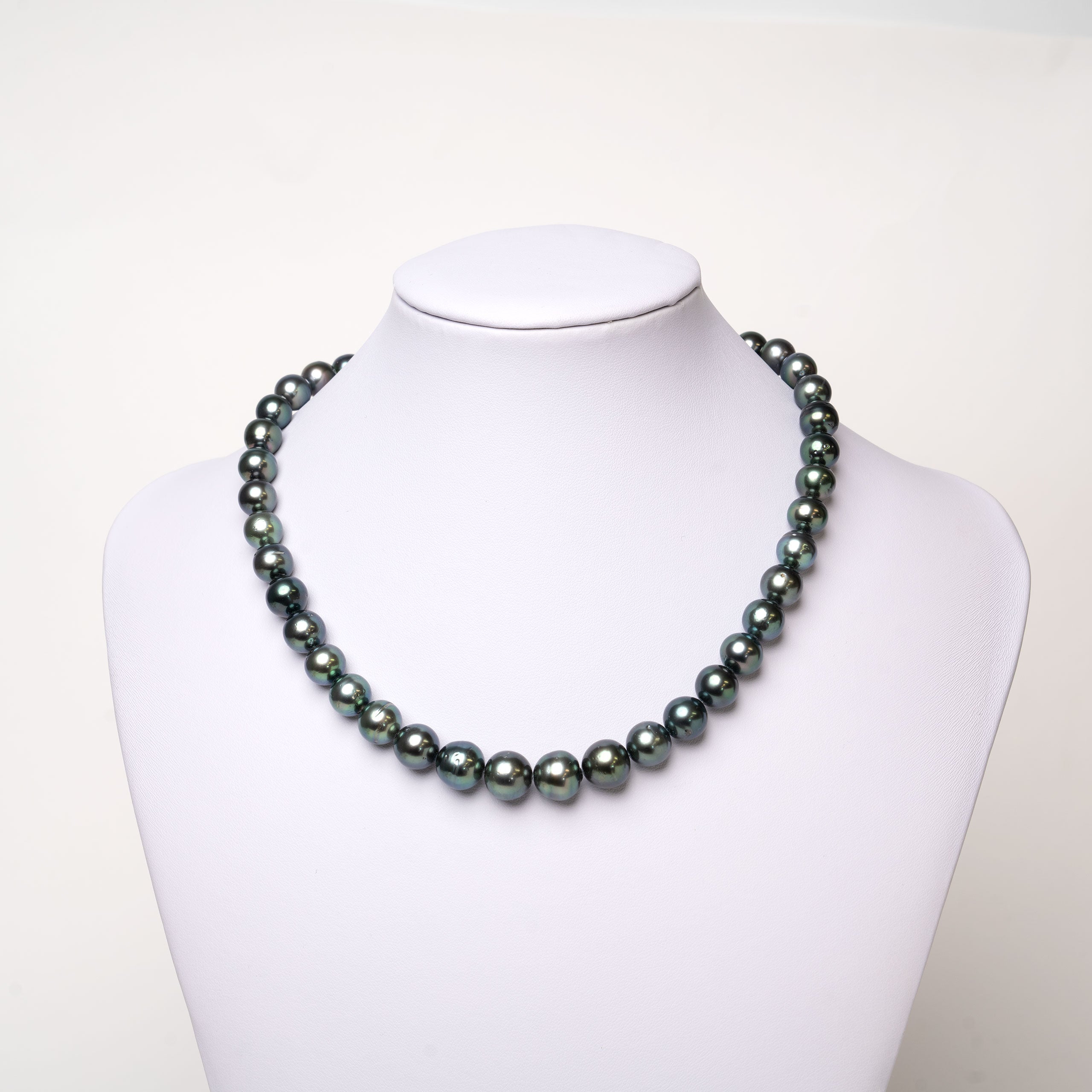 Collar de perlas cultivadas naturales Tahití redondas de 8,1 a 11,1 mm de color verde vidrio.