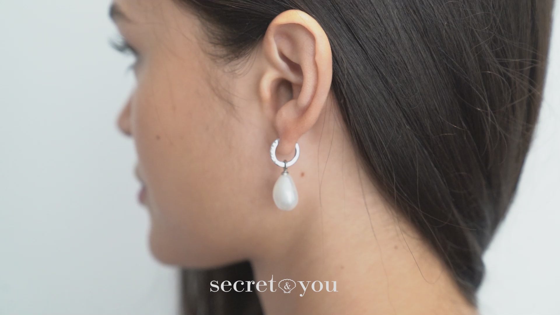 Aros de oro blanco de 18k con diamantes y perla barroca - 12mm secret & you