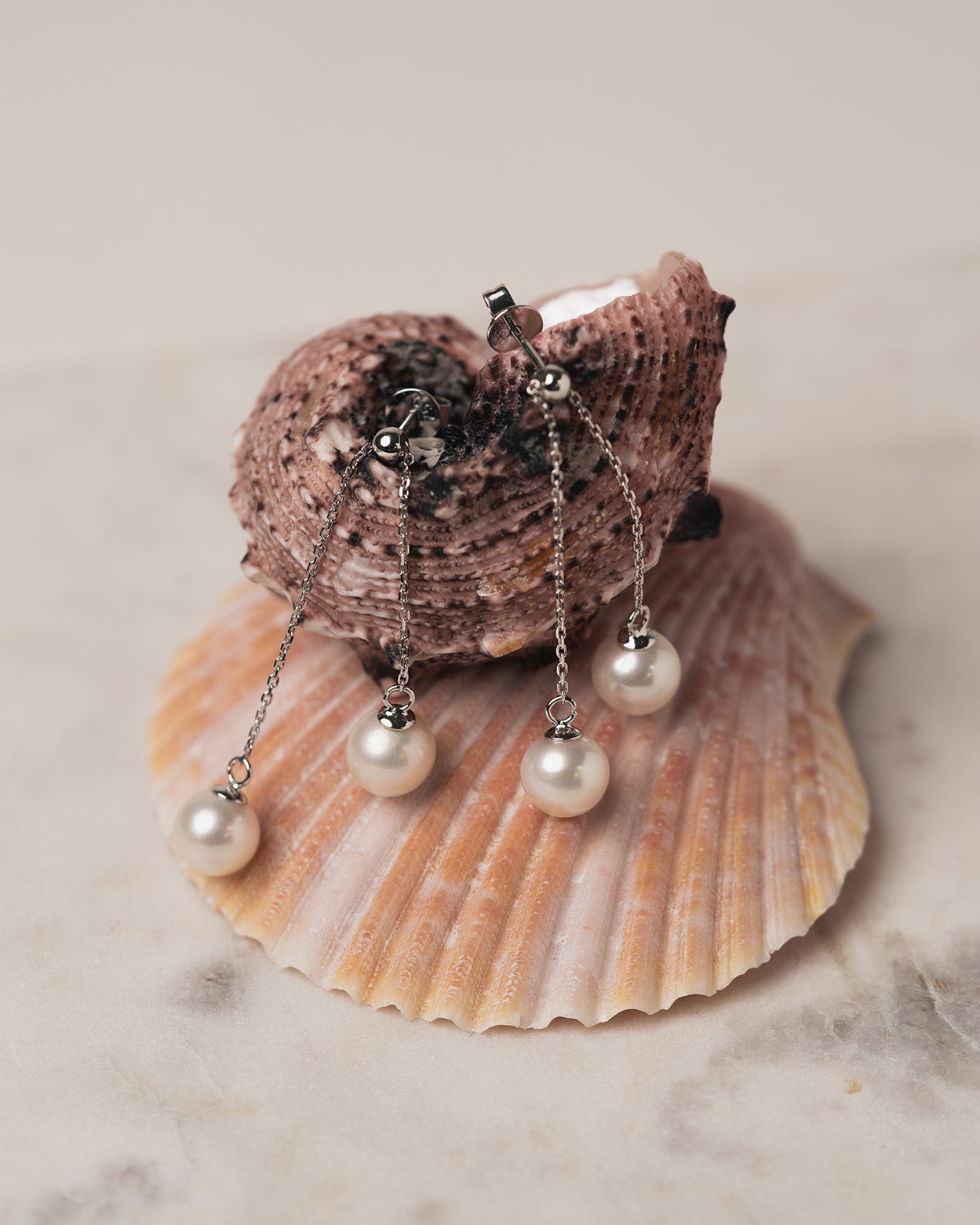 Boucles d'Oreilles Pendantes Chaîne Deux Perles Rondes - Or Blanc 18 Carats