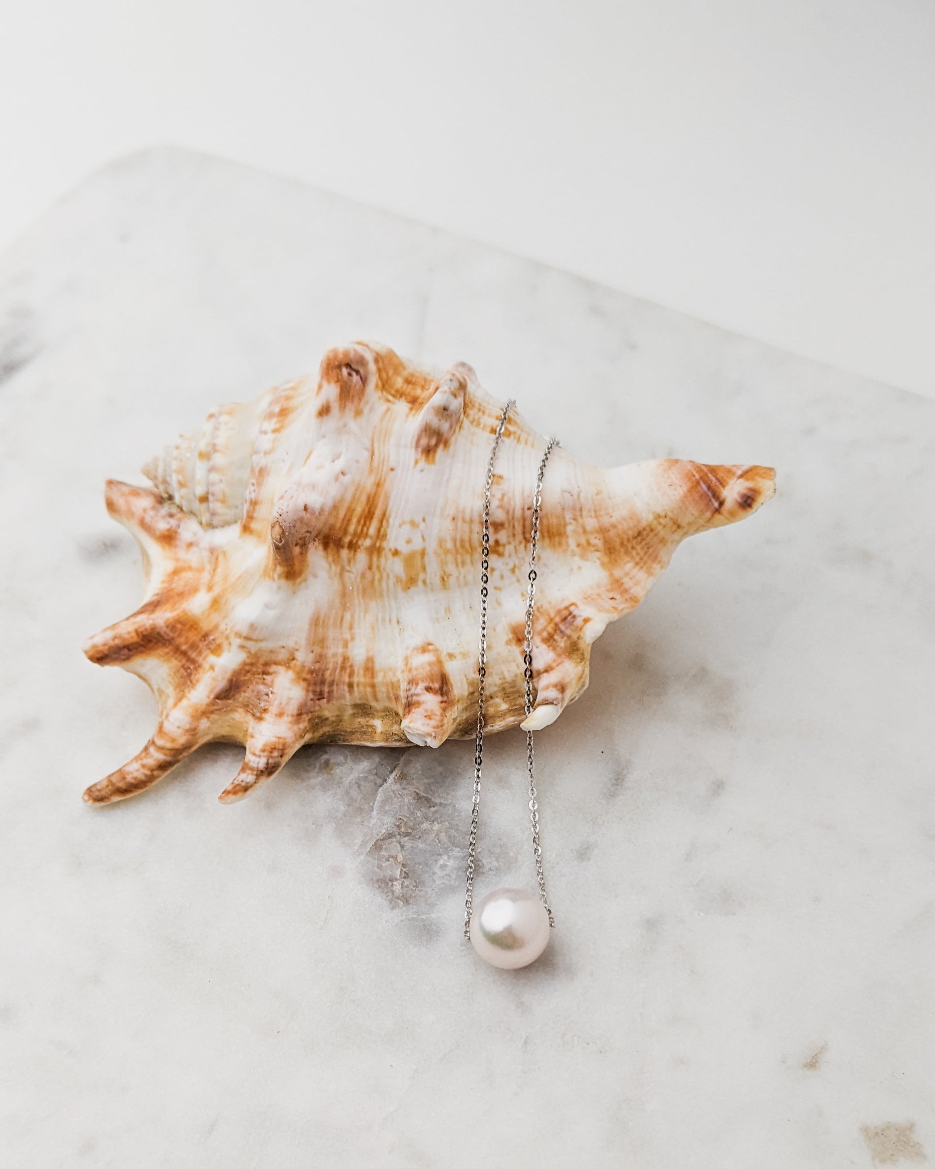 Colgante de Perla Akoya Redonda de 8,5mm en Oro Blanco de 18 k secret & you