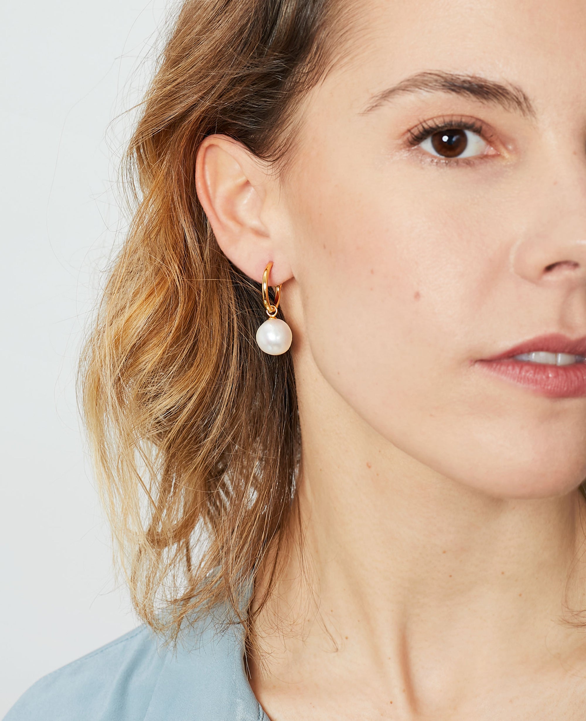 Pendientes de aros de plata bañada en oro de 18K con perlas barrocas de 11-13 mm Secret & You