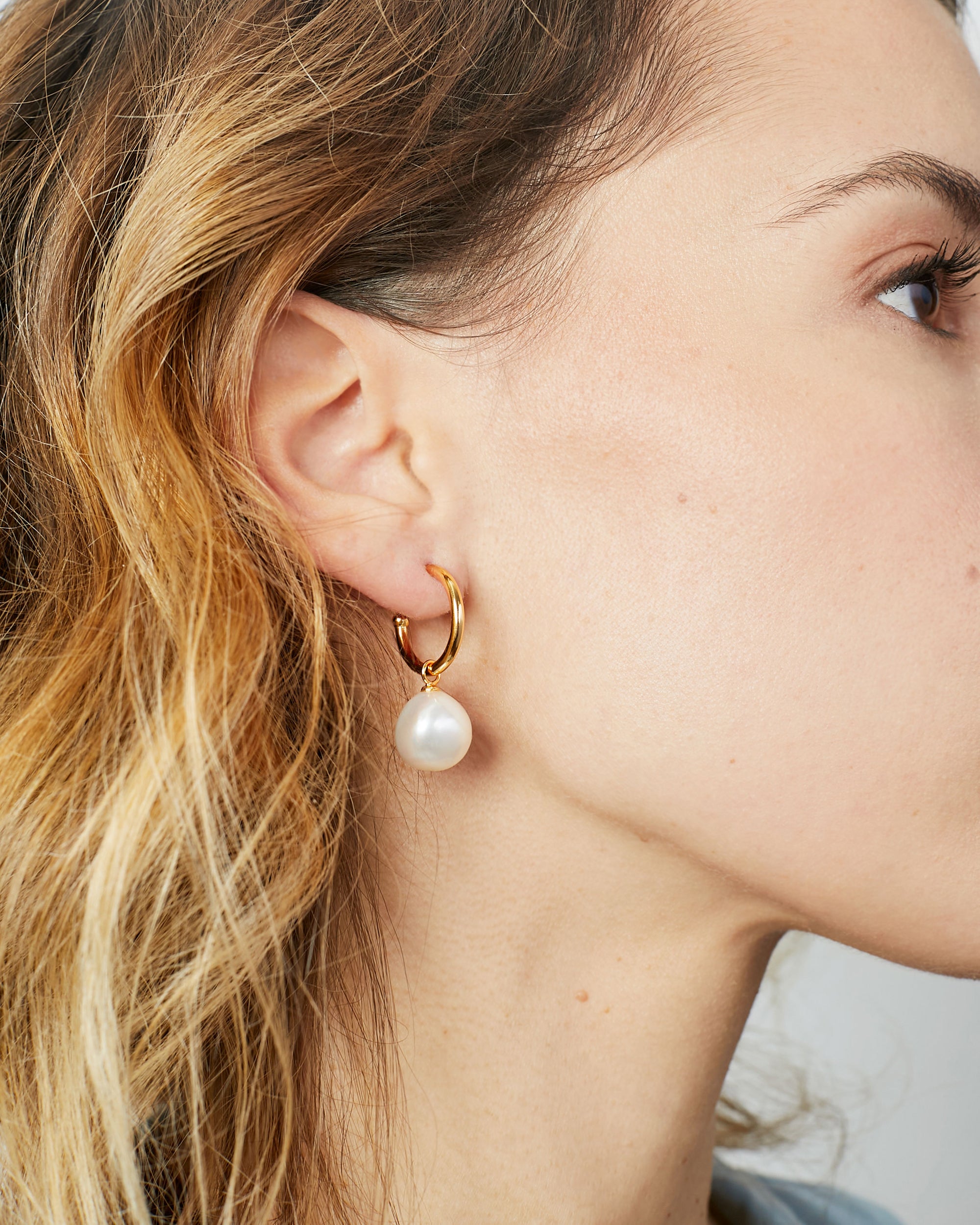 Pendientes de aros de plata bañada en oro de 18K con perlas barrocas de 11-13 mm Secret & You