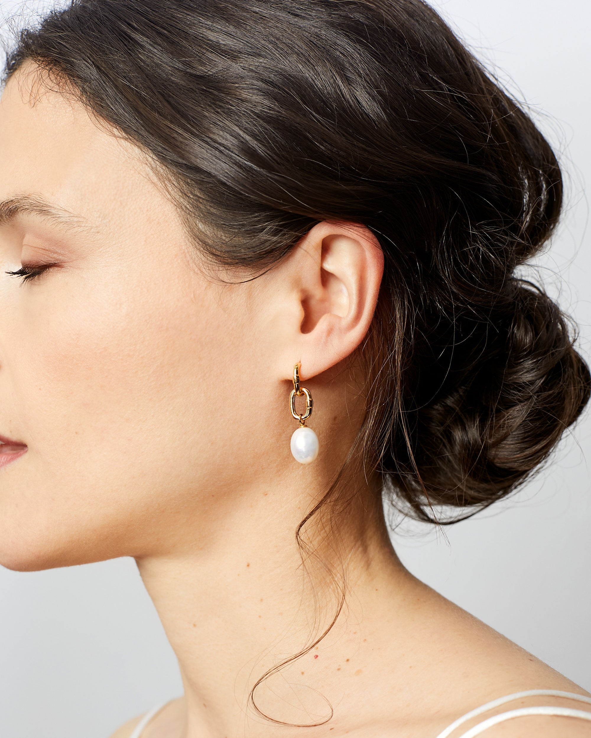 Pendientes de perlas gota de 9-10 mm con eslabones de plata bañada en oro de 18K Secret & You