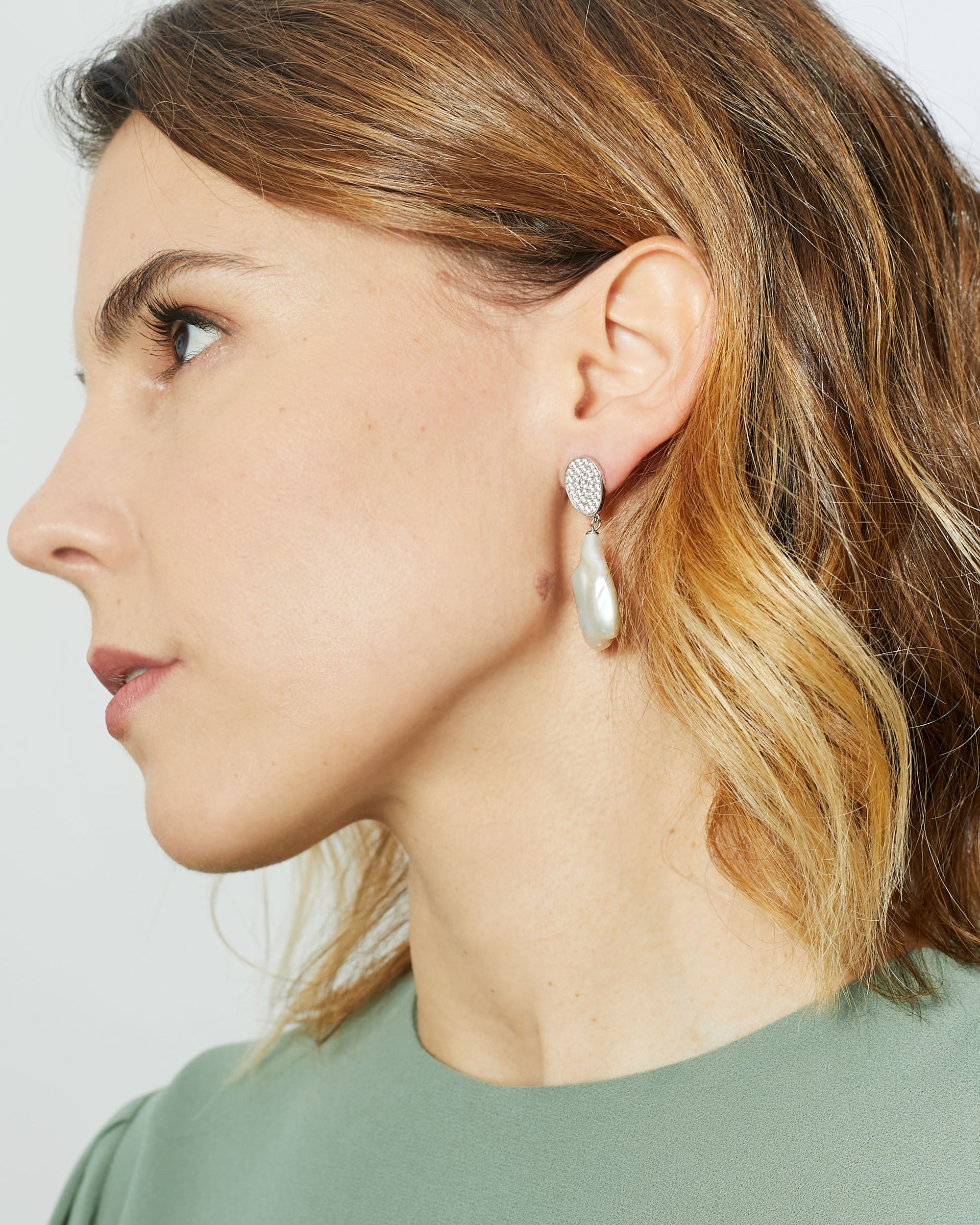 Pendientes de perlas cultivadas barrocas grandes con circonitas de mujer