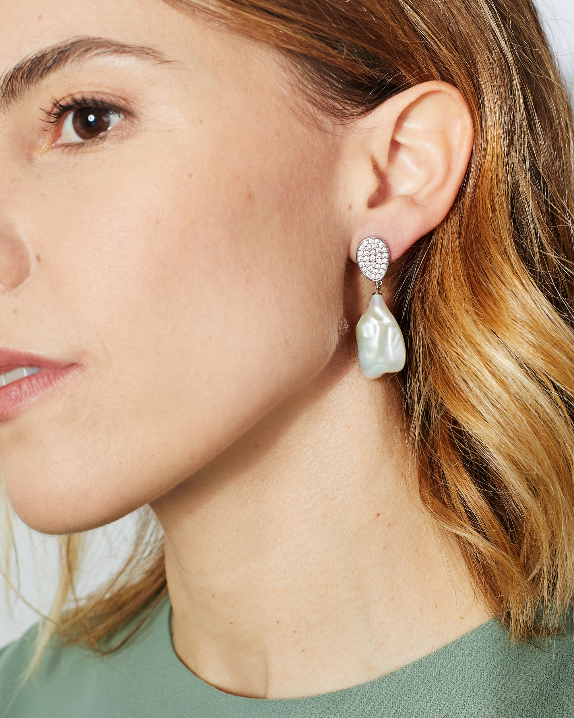 Pendientes de perlas cultivadas barrocas grandes con circonitas de mujer