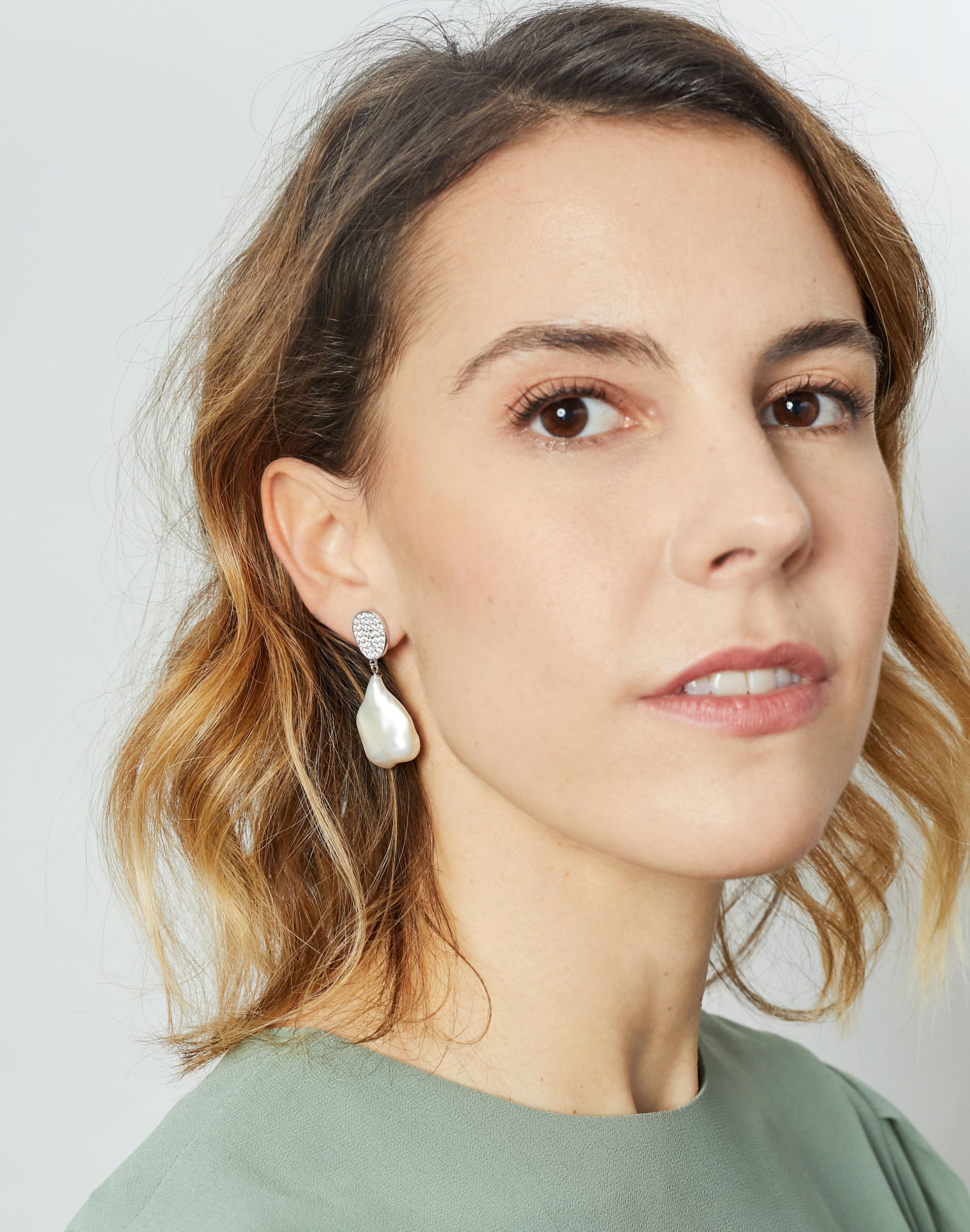 Pendientes de perlas cultivadas barrocas grandes con circonitas de mujer