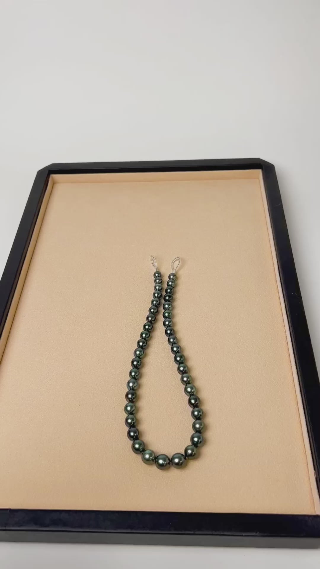 Collar de perlas cultivadas naturales Tahití redondas de 8,1 a 11,1 mm de color verde vidrio oscuro