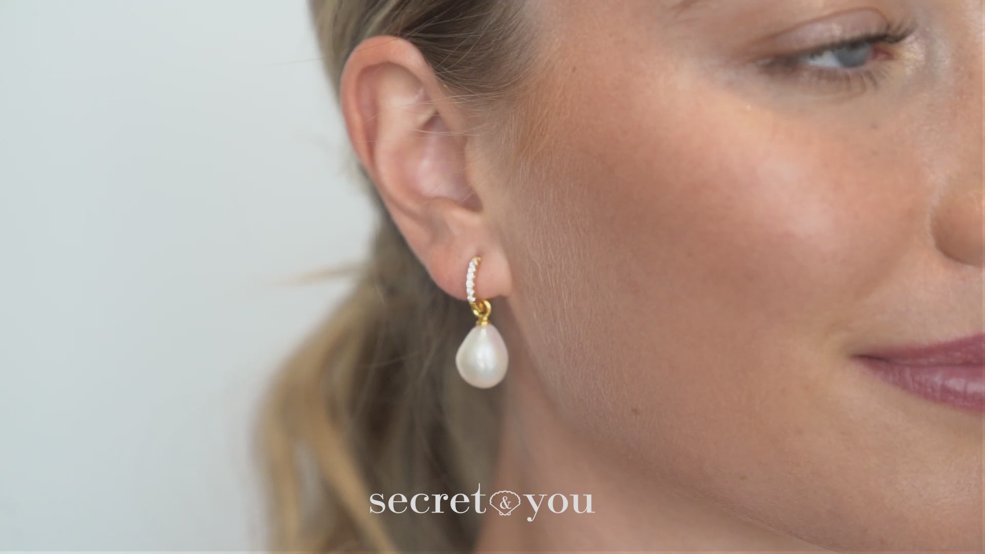 Aros de oro 18k con diamantes y perla barroca secret & you