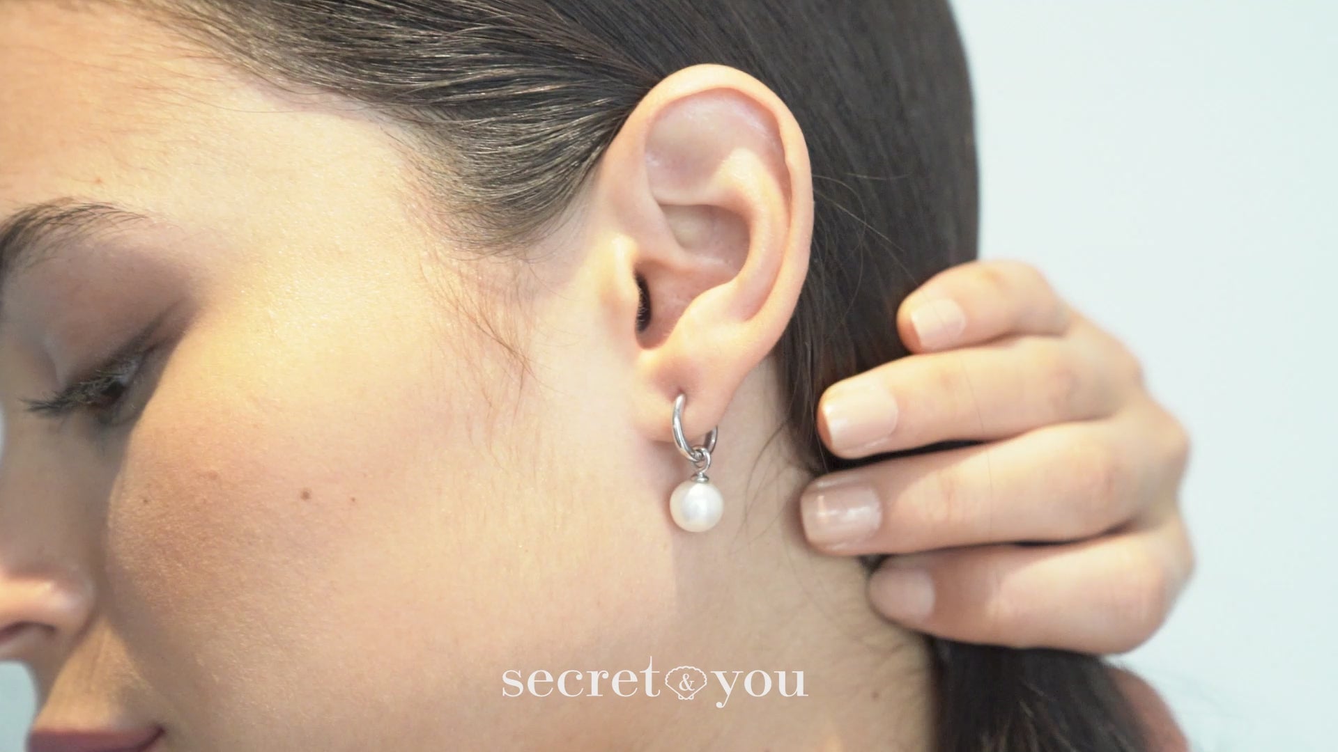 Aros de oro blanco de 18k con perla redonda