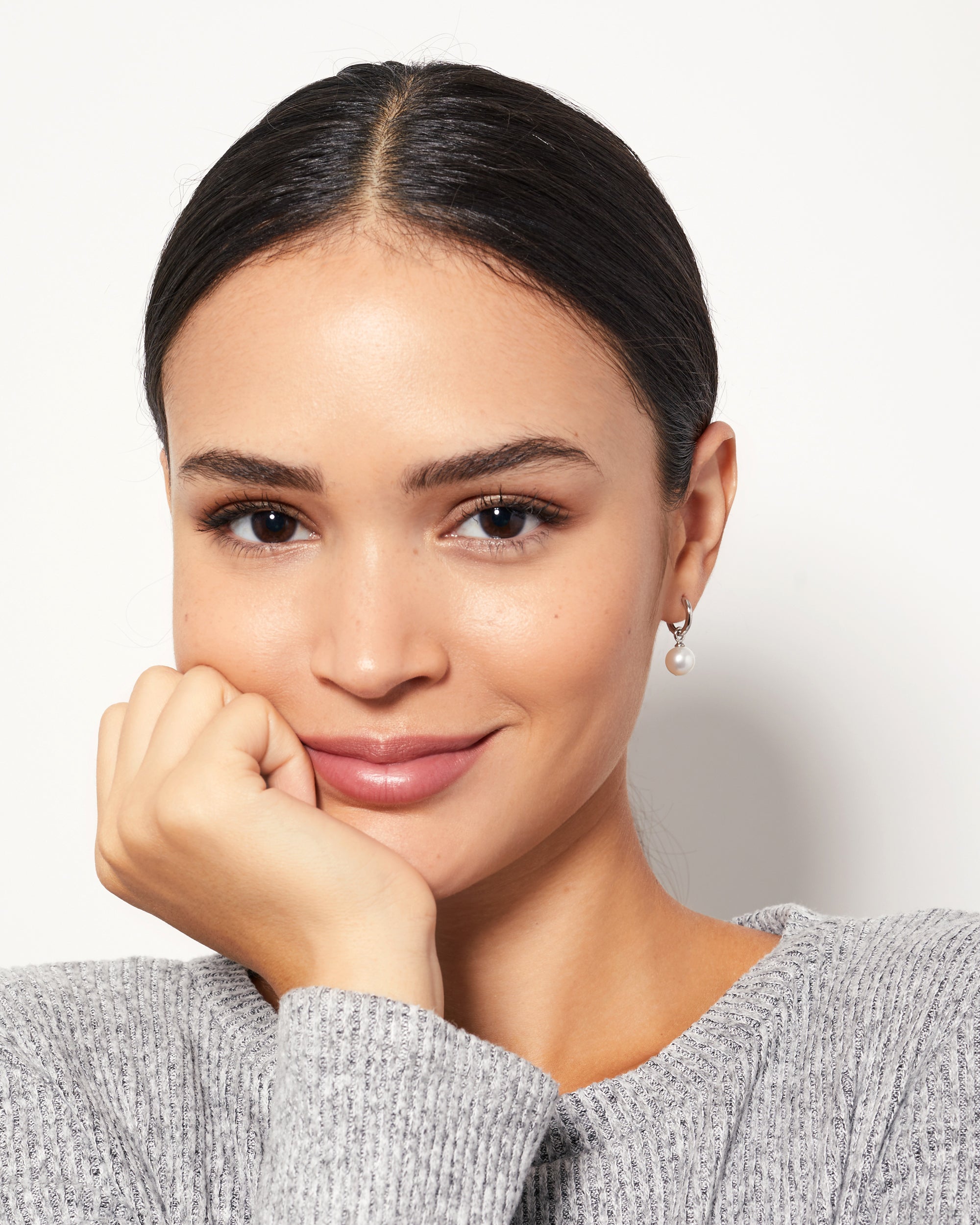 Aros de oro blanco de 18k con perla redonda