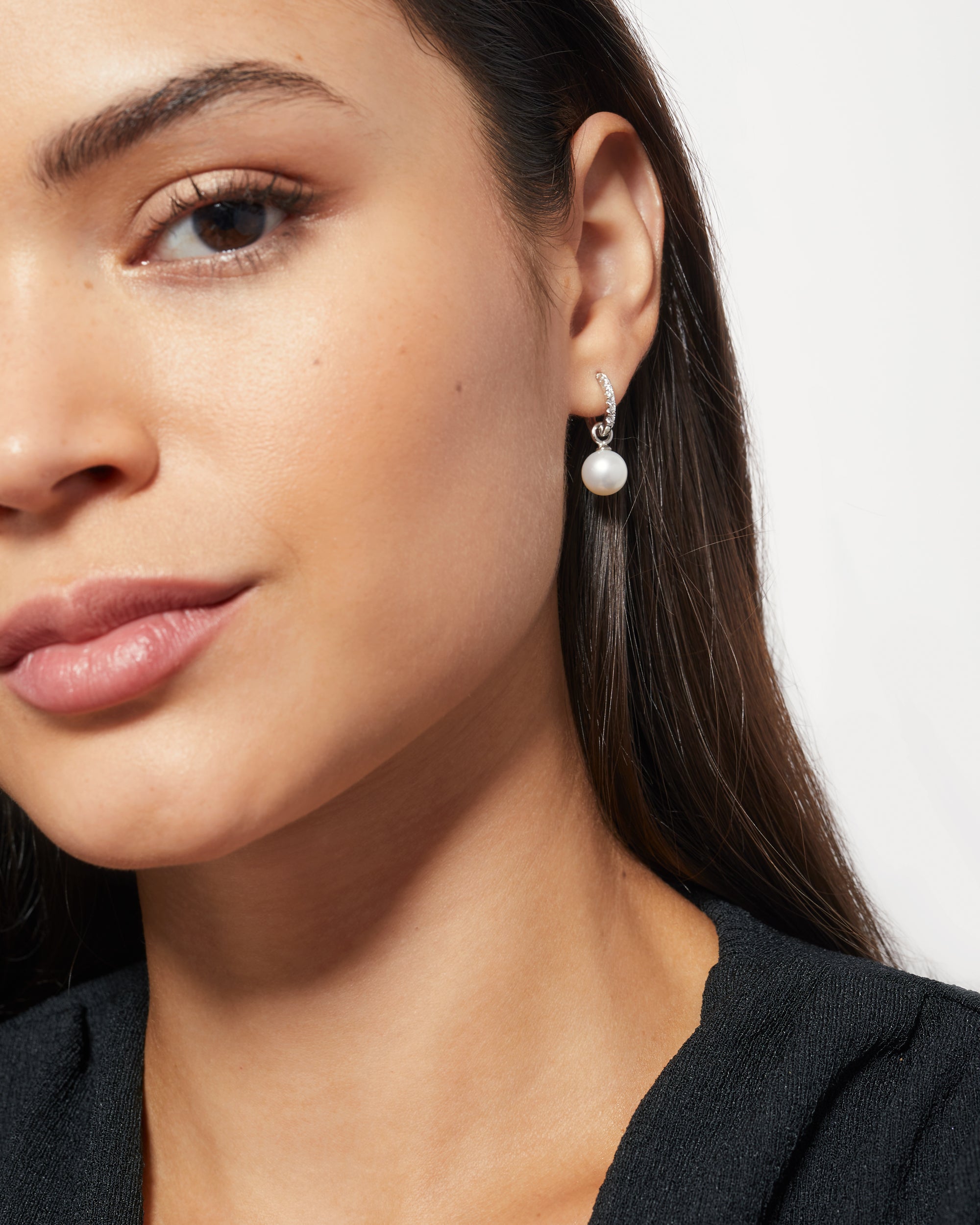 Aros de oro blanco de 18k con diamantes y perla redonda 12 mm secret & you