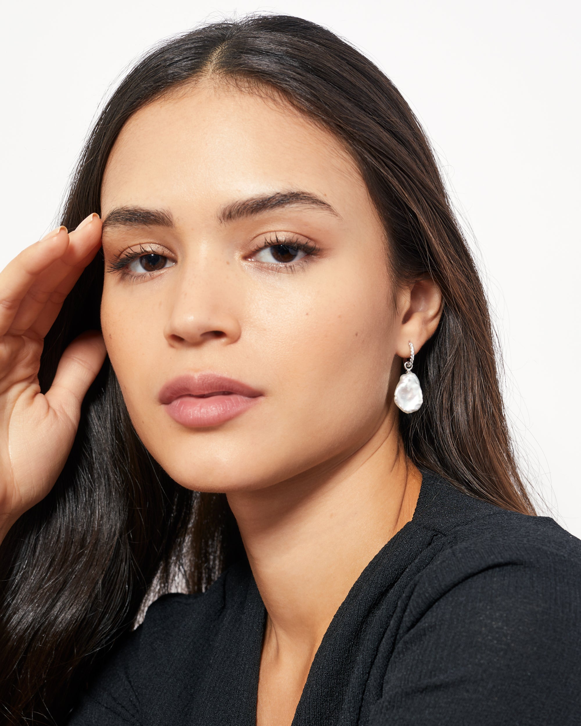 Aros de oro blanco 18k con diamantes y perla keshi
