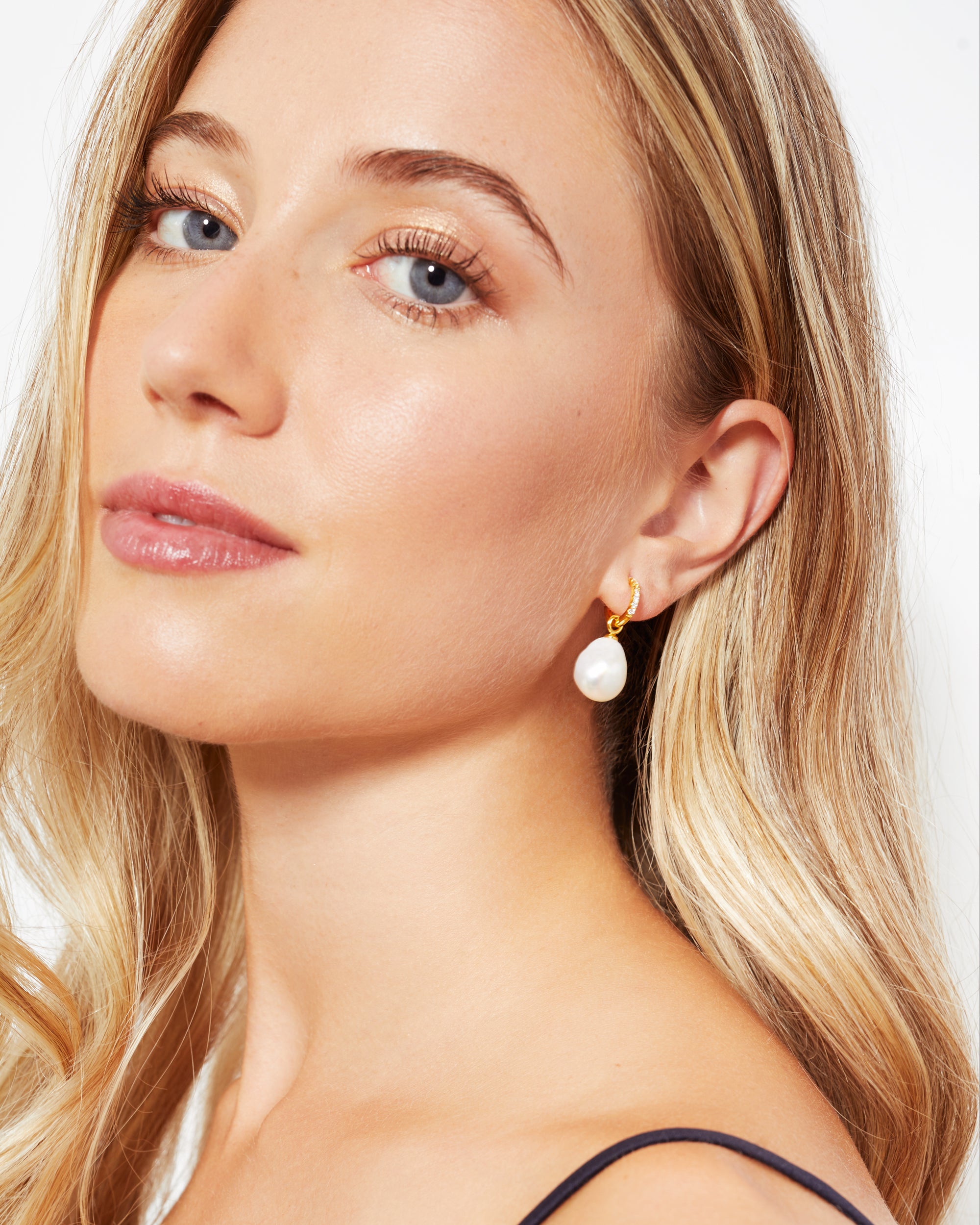Aros de oro 18k con diamantes y perla barroca secret & you