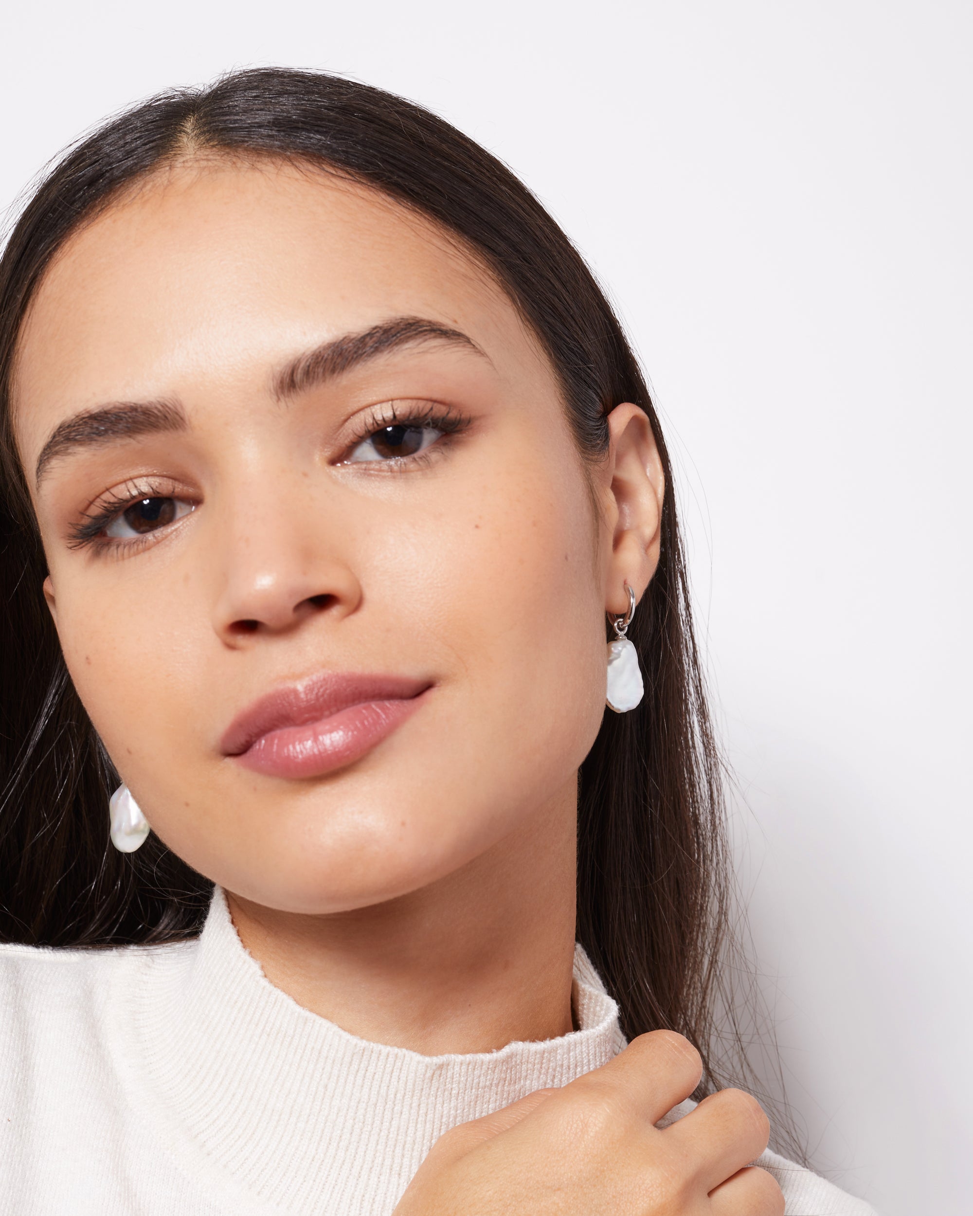 Aros de oro blanco de 18k con perla keshi