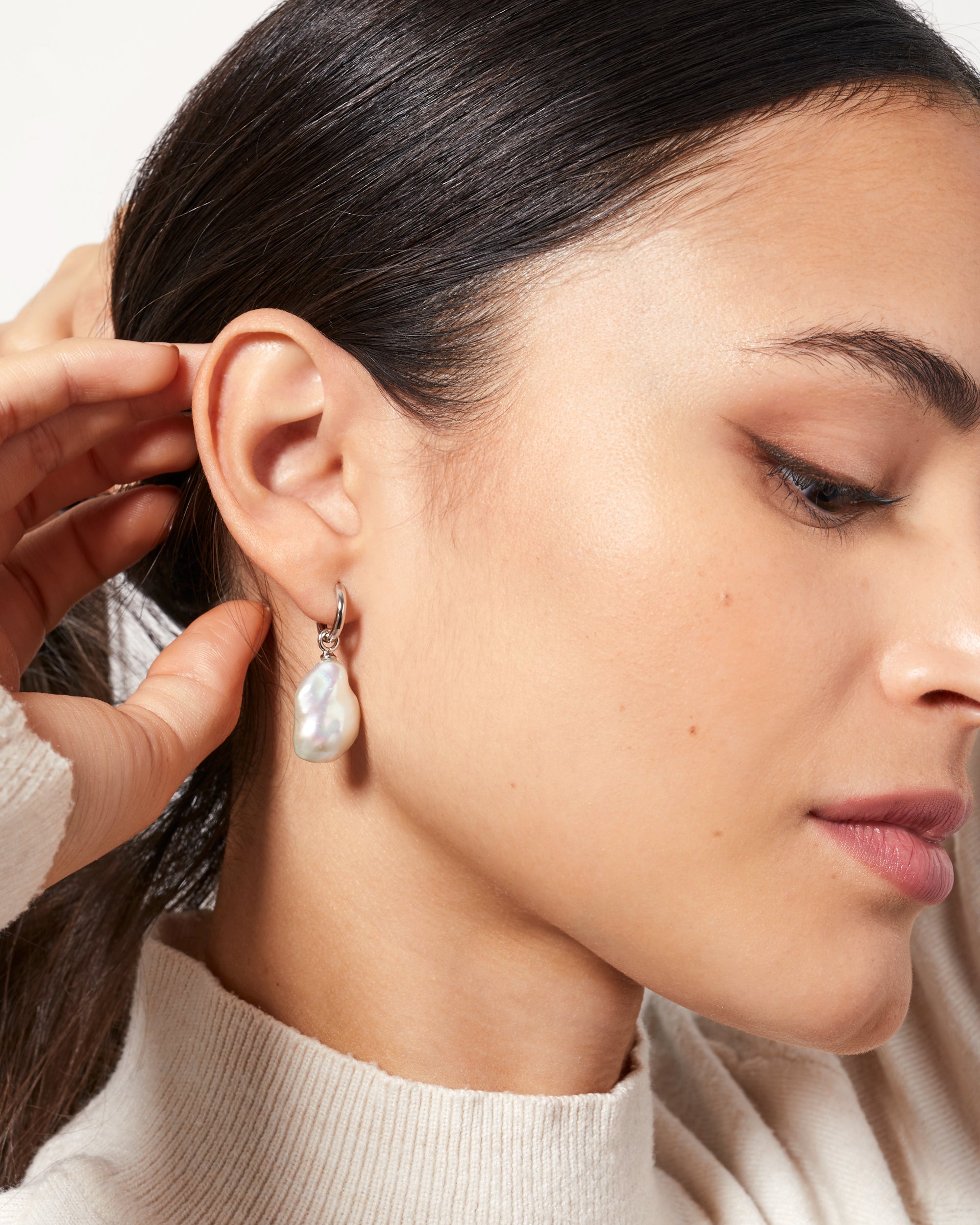 Aros de oro blanco de 18k con perla keshi