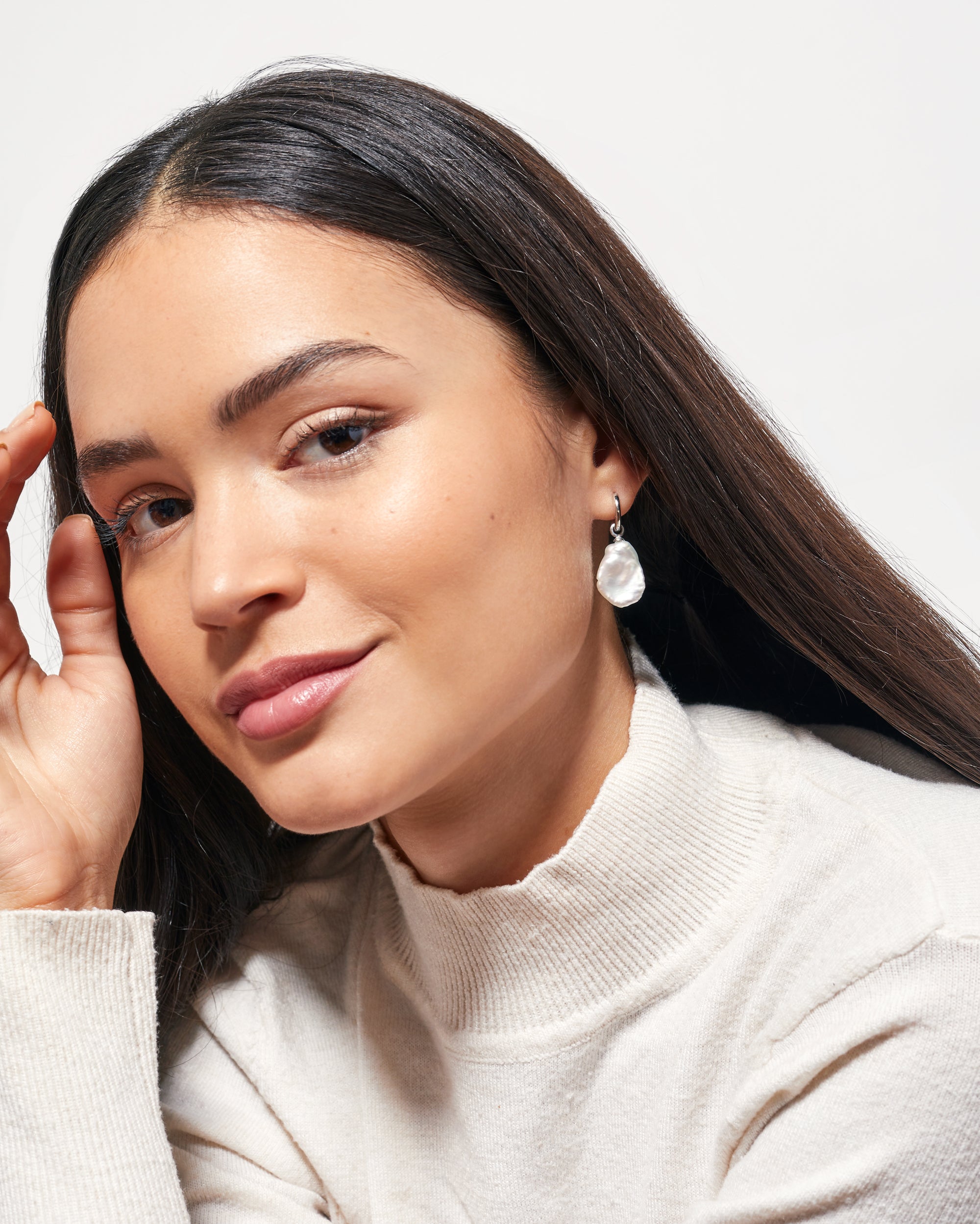 Aros de oro blanco de 18k con perla keshi