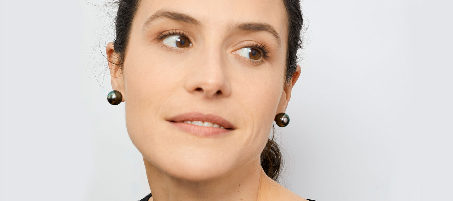 Mujer con pendientes de perlas cultivadas tahitianas negras Secret & you