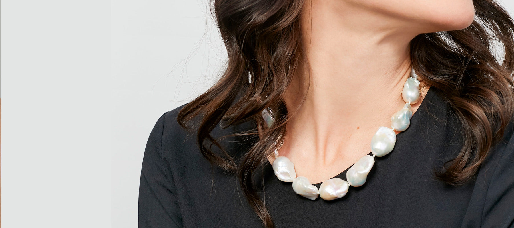 Mujer con collar de perlas barrocas Grandes Secret & You