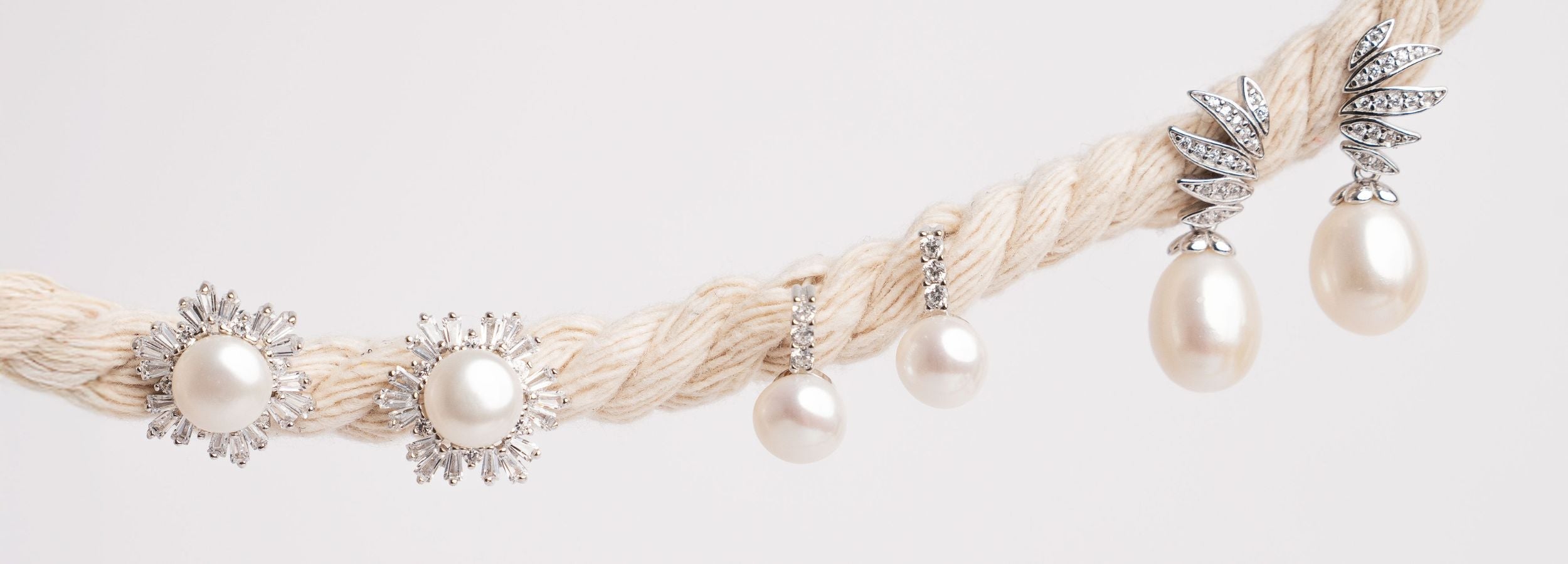 Pendientes de perlas cultivadas de agua dulce y circonitas