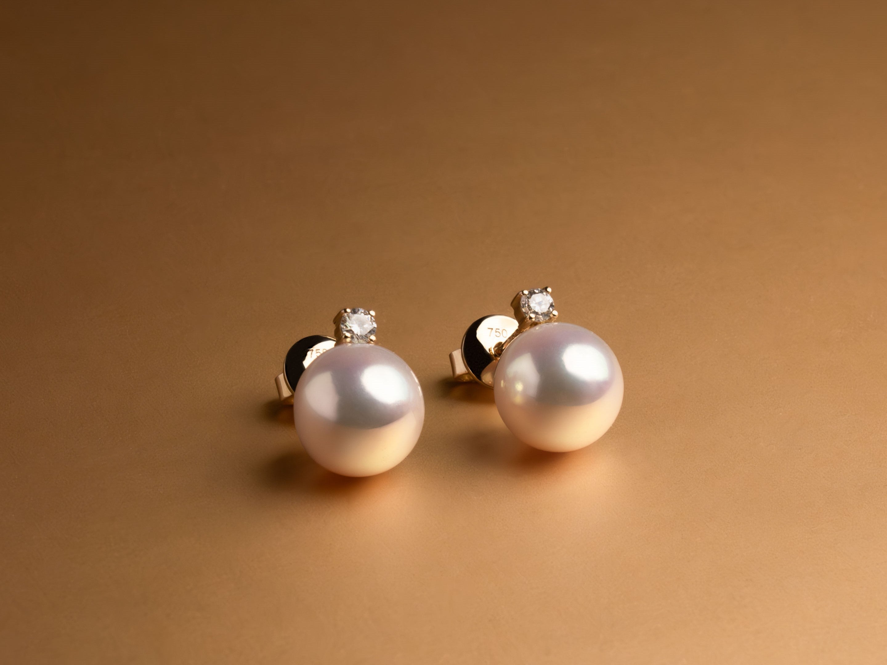 Pendientes de perlas cultivadas australianas y diamantes montados en Oro 18K