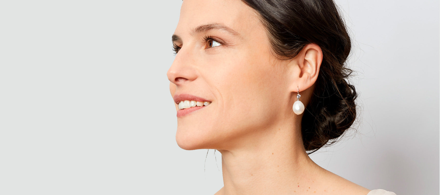 Mujer con pendientes de perlas cultivadas colgantes grandes con circonitas Secret & You