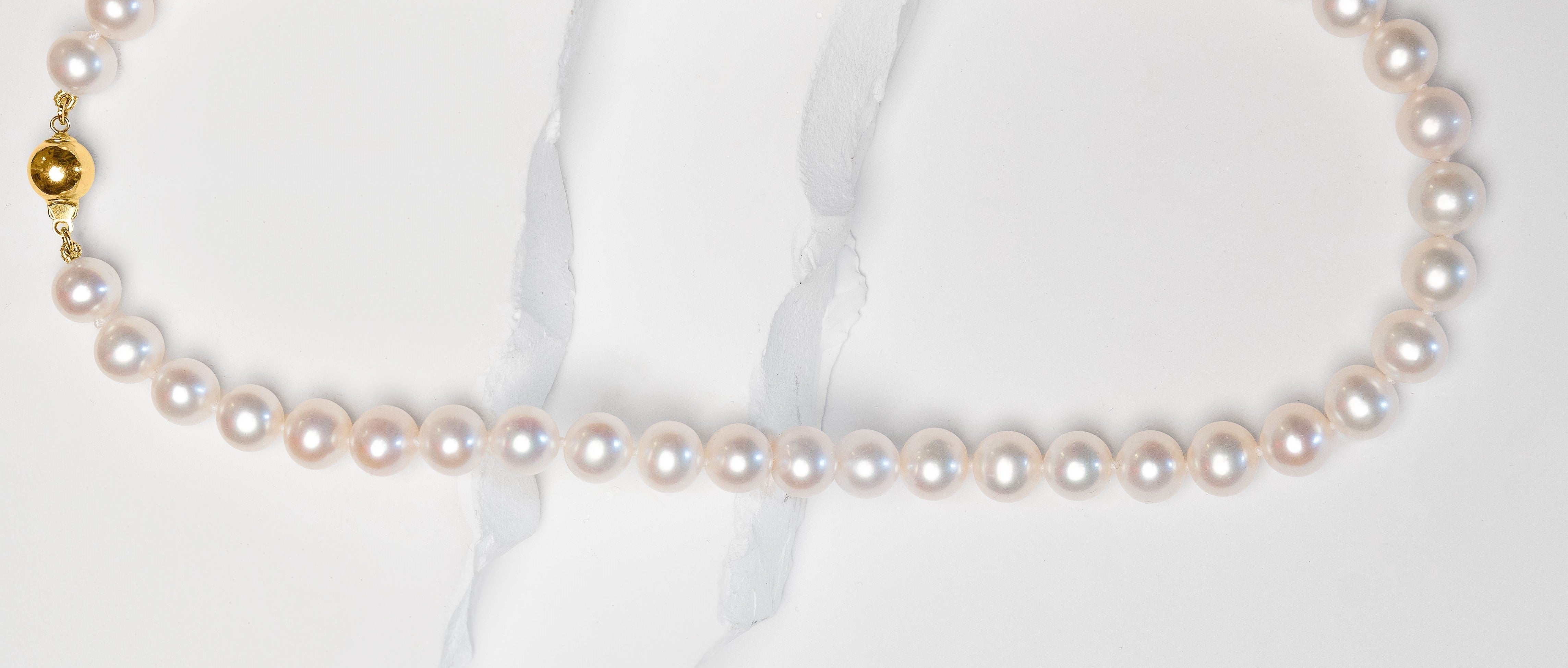 Collar de perlas cultivadas redondas blancas con cierre de oro 18k