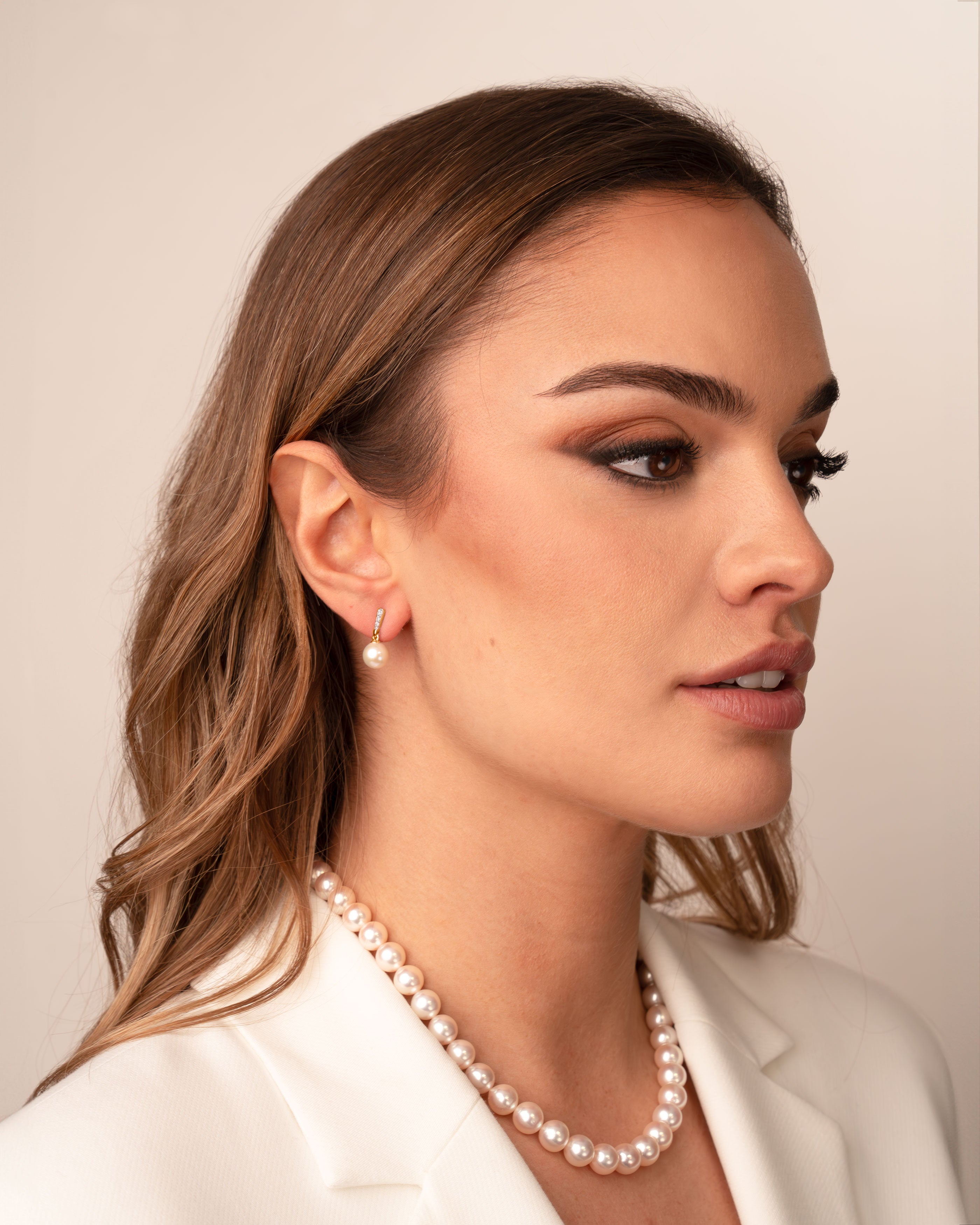 Foto modelo Pendientes Alyssa con Perlas Agua dulce y Diamantes en Oro | 8- 8,5 mm