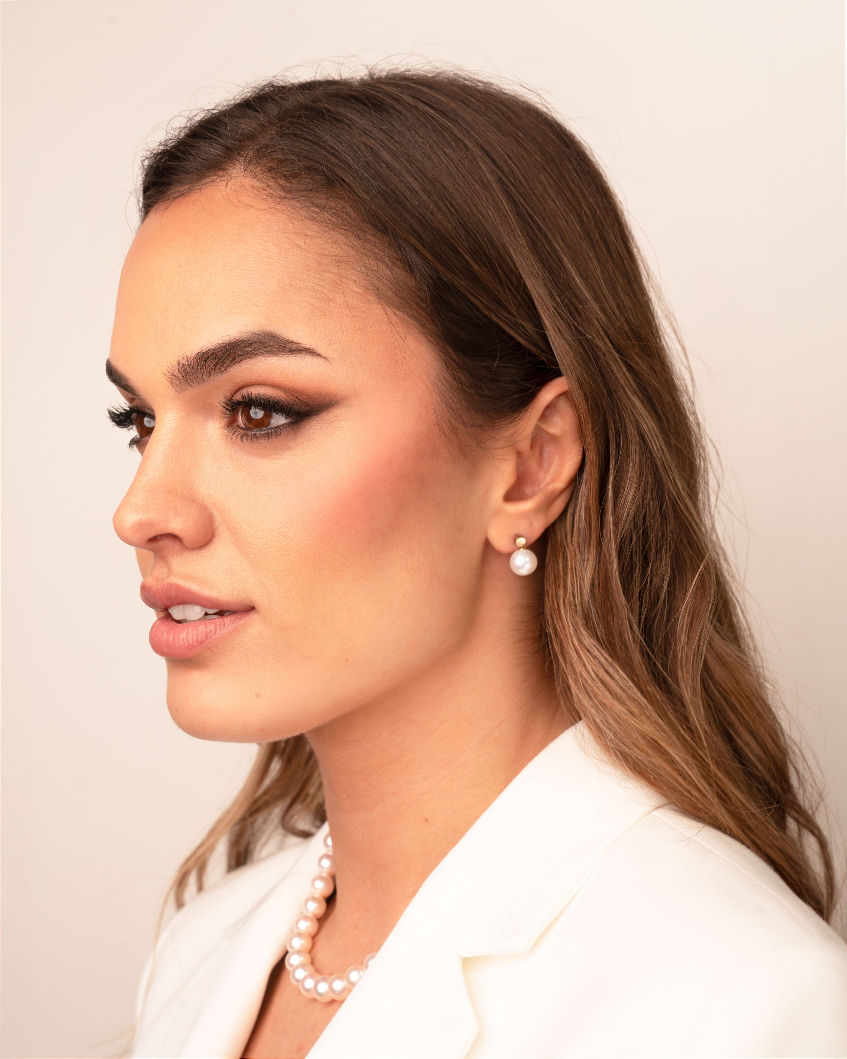 Foto modelo Pendientes Cassia con Perlas de Agua dulce y Disco de Oro | 9- 10 mm