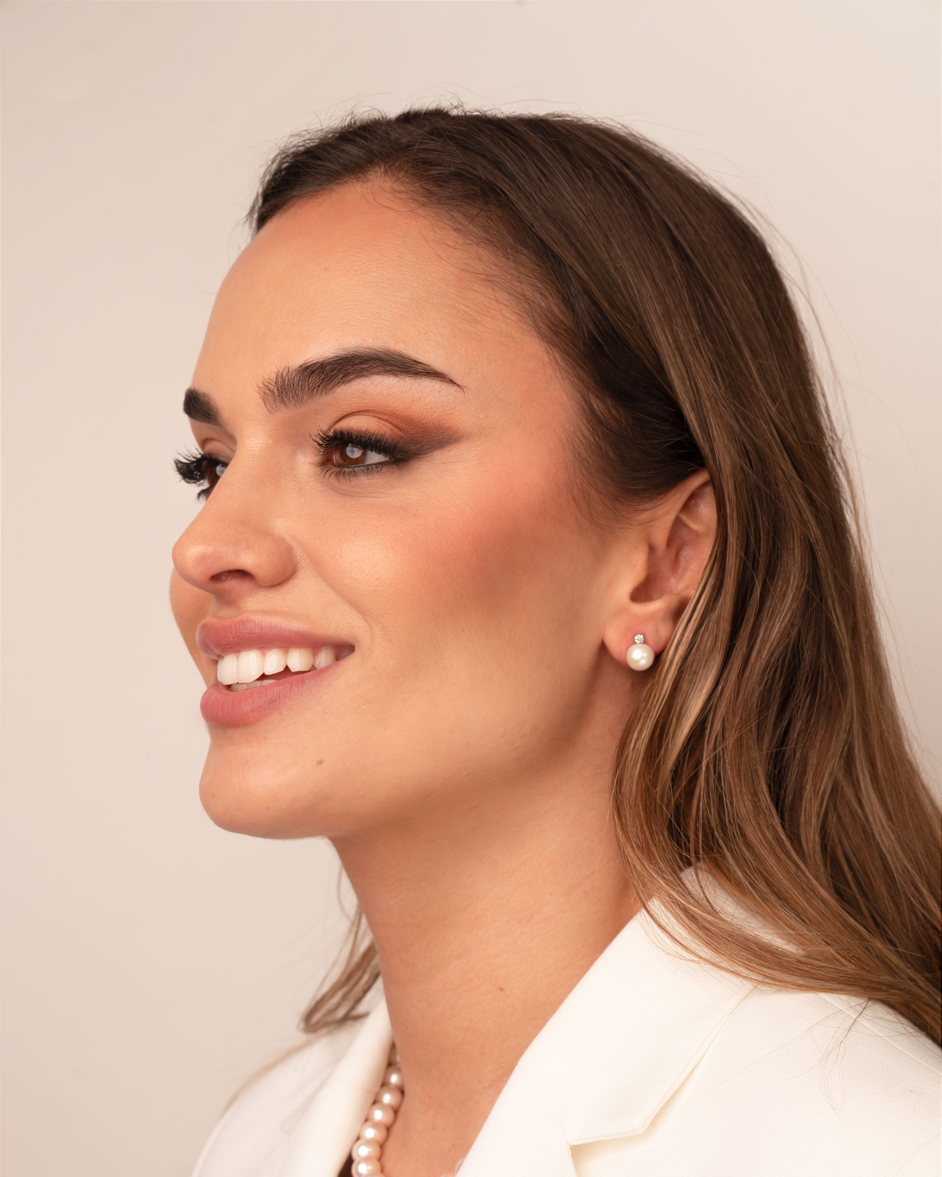 Foto modelo Pendientes Elara con Perlas Agua dulce y Diamantes en Oro | 8 - 8,5 mm